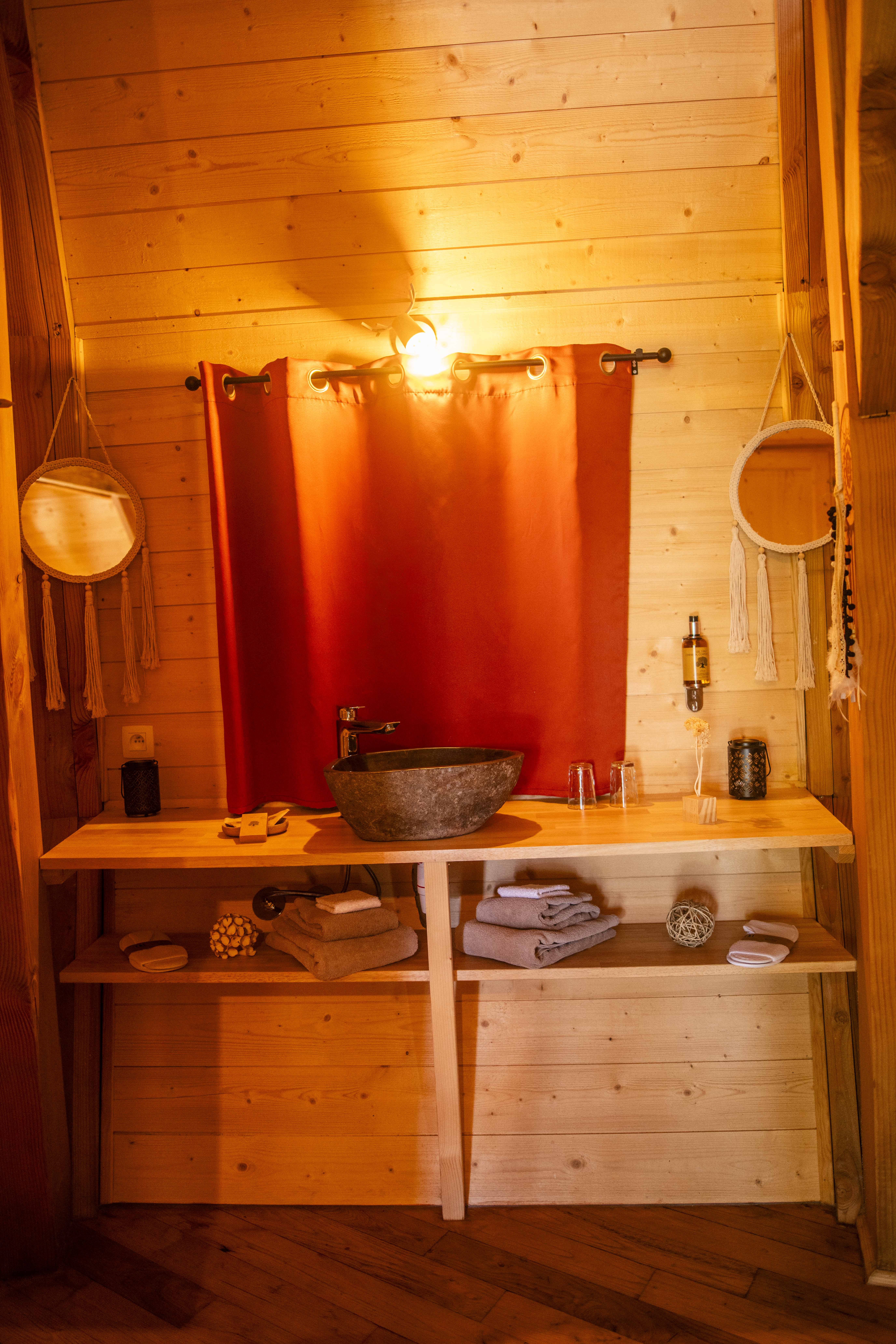 La Cabane la Vigne & Spa : une évasion dans les arbres à Martillac — salle de bain