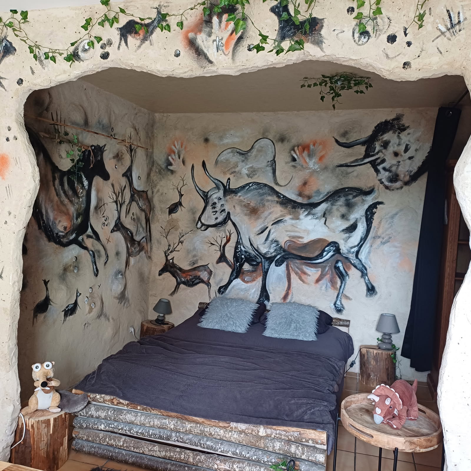 Australopitecus — Chambre à thème avec jacuzzi à Saint-Geniès (Dordogne) à Saint-Geniès — vue intérieure