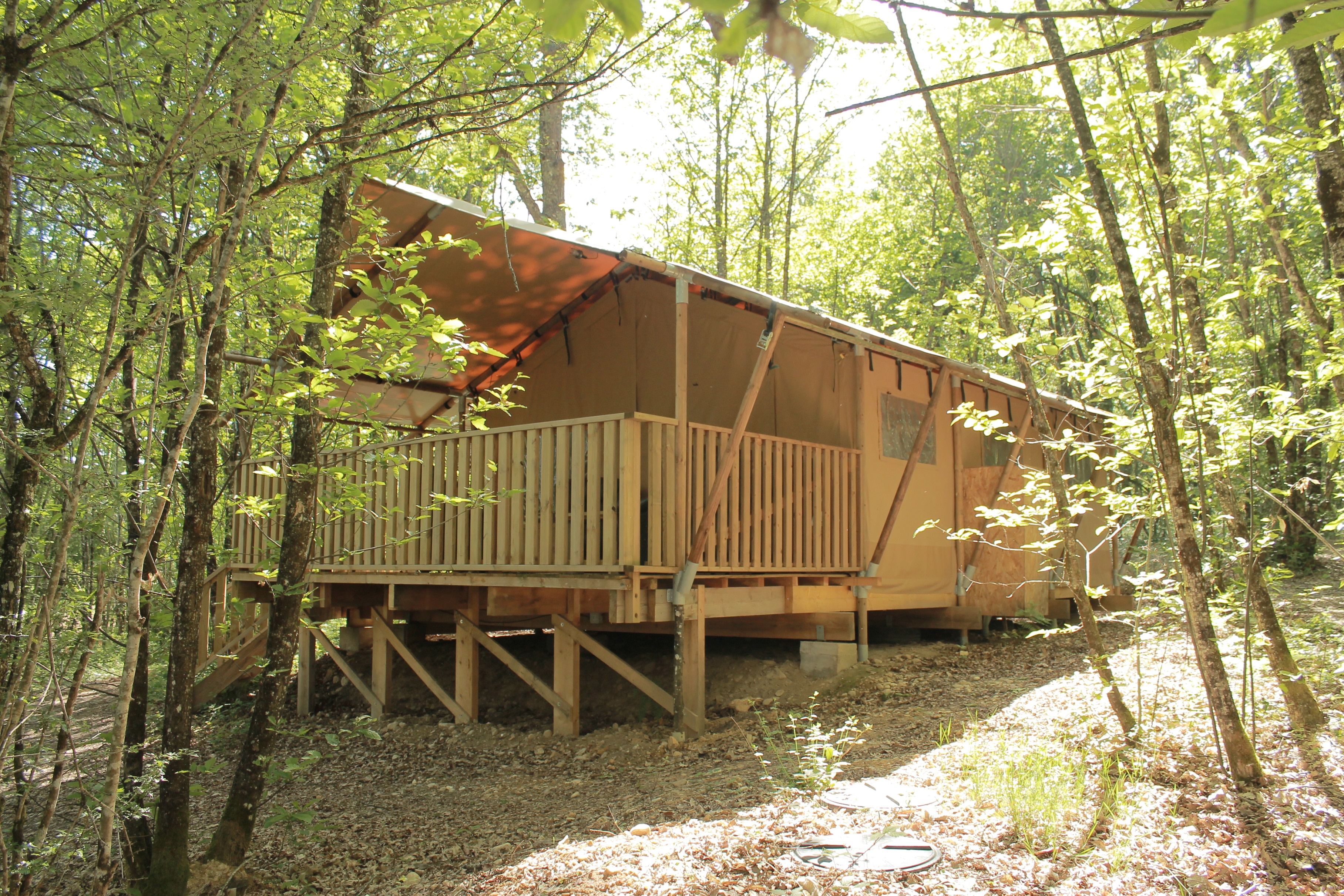 Tente Lodge Forestière — Séjour glamping à 8m en Dordogne à Alles-sur-Dordogne — espace de vie