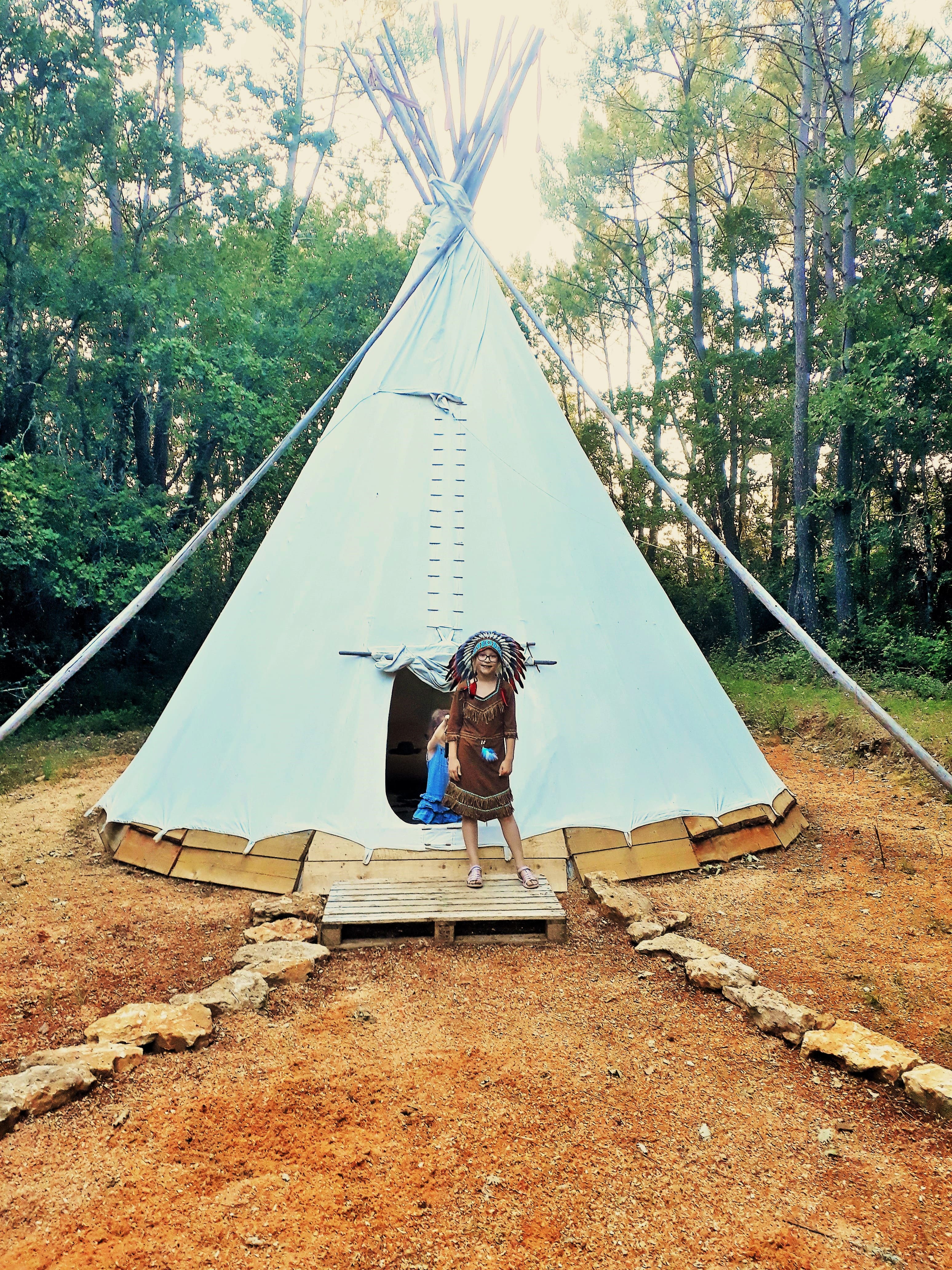 Vivez l'expérience unique d'un tipi navajos en Aquitaine à Les Farges — vue intérieure