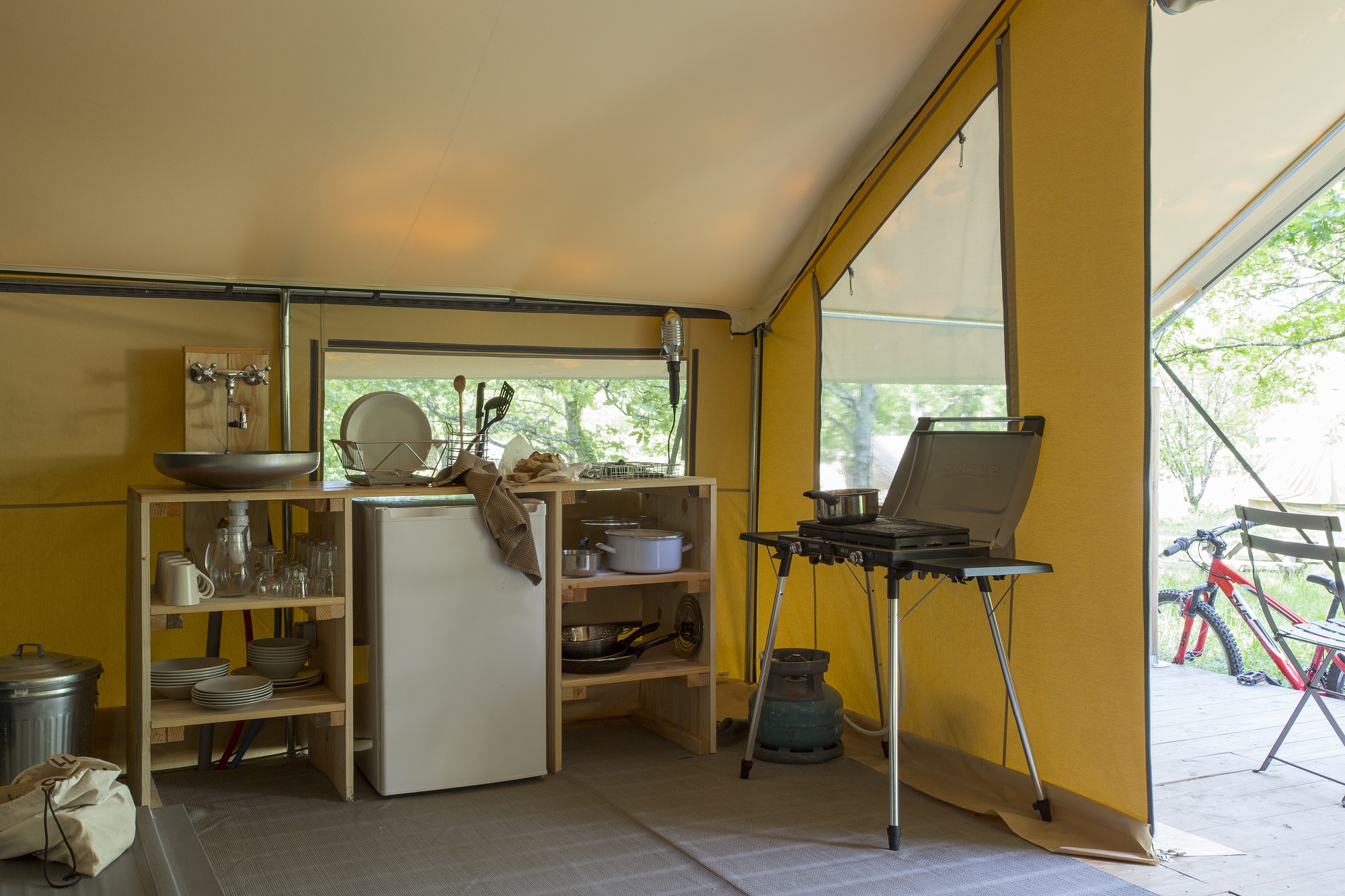 Tente Trappeur : une expérience immersive en pleine nature à Bracieux — vue intérieure
