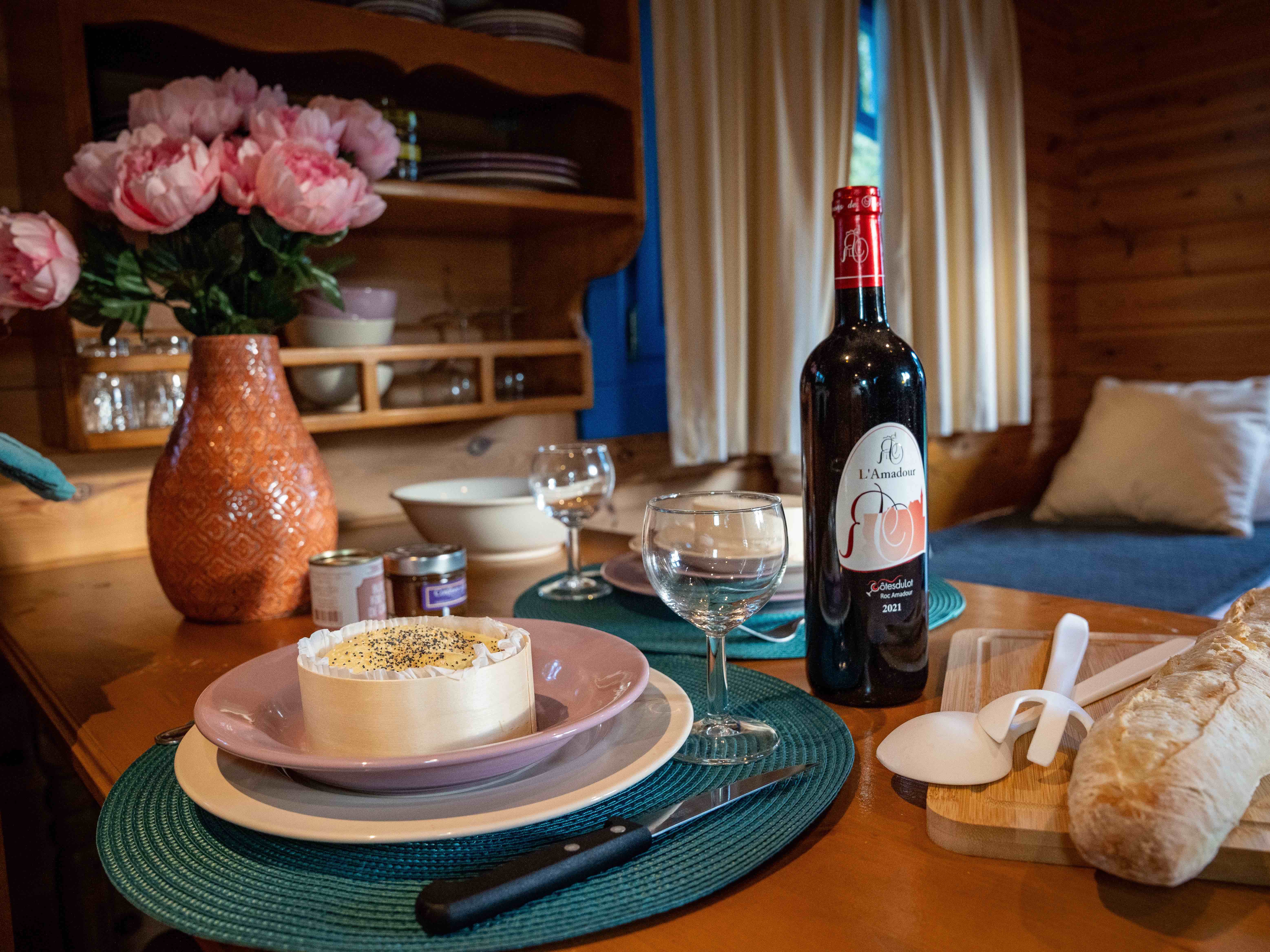 Roulotte romantique avec spa au cœur des Midi-Pyrénées à Padirac — détail architectural