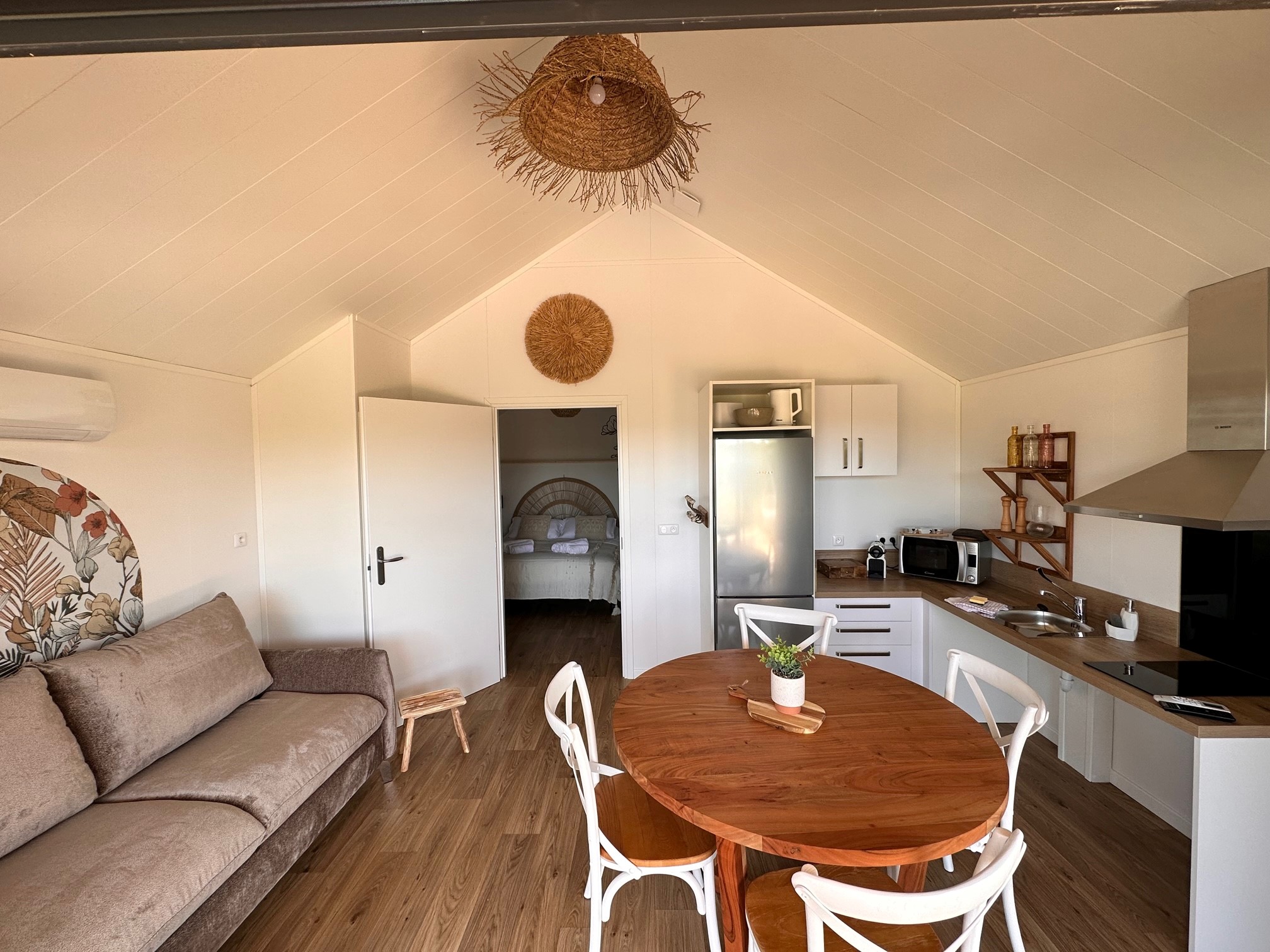 Lodge PMR et Spa Bohème : un refuge enchanteur en Vendée à Vairé — vue intérieure