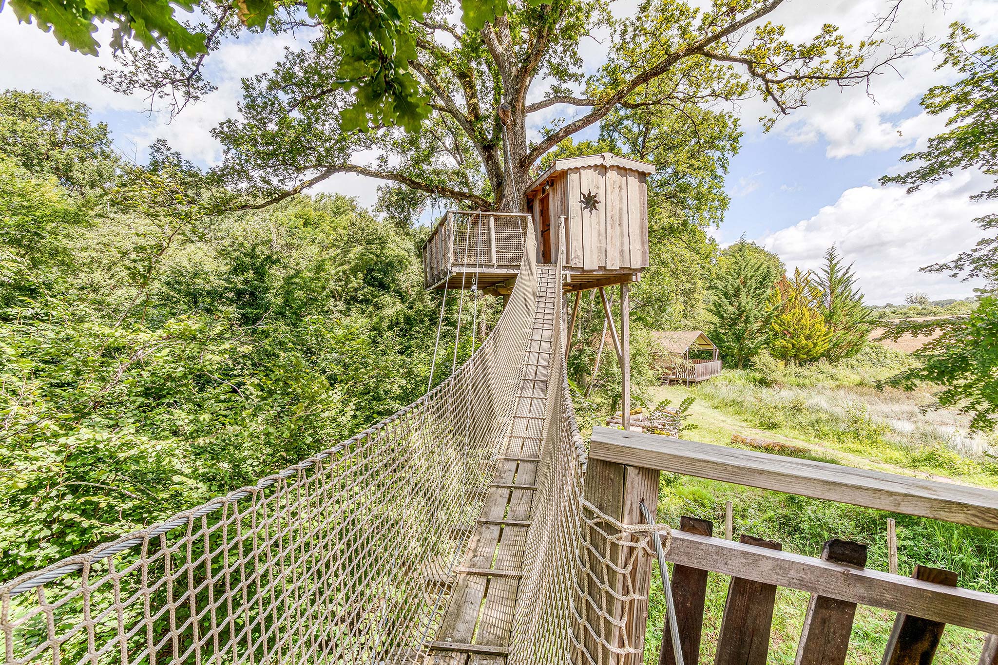 Cabane du Vieux Chêne : une expérience suspendue dans les arbres à Descartes — vue intérieure