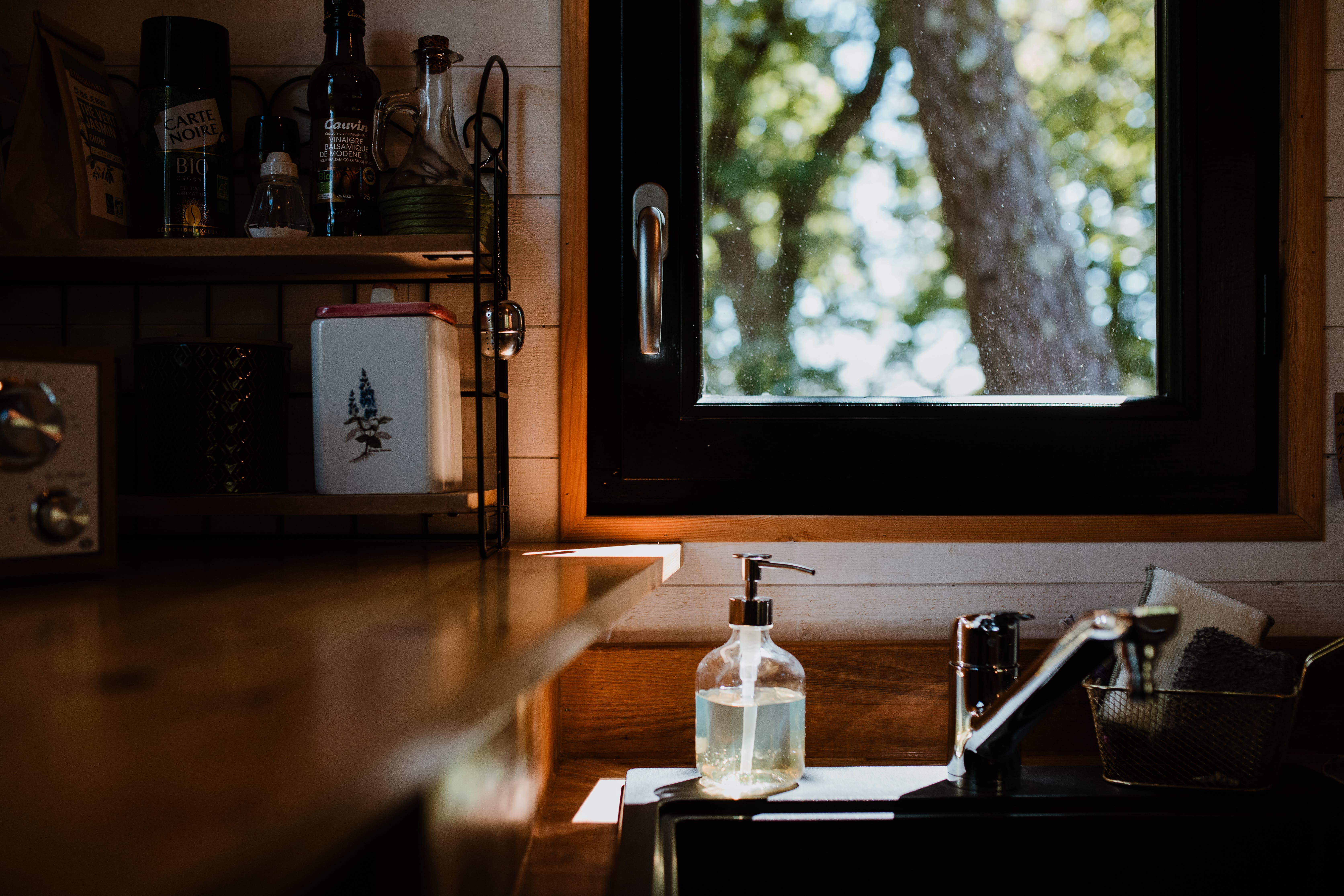 La Calypso : une tiny house moderne au cœur de la nature à Clefs-Val-D'anjou — salle de bain
