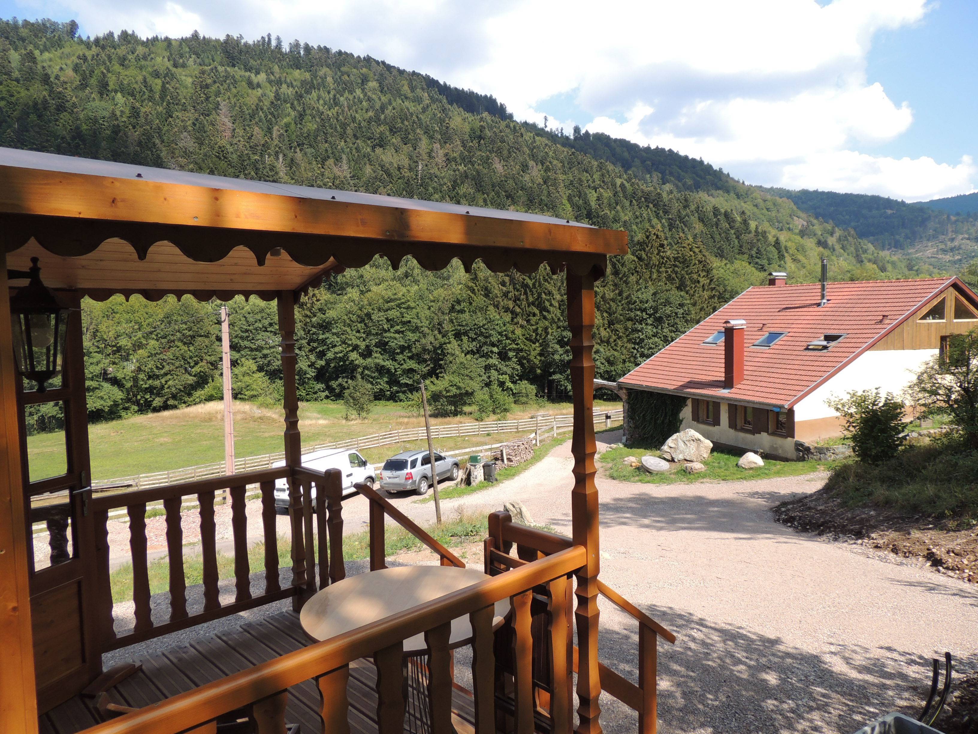 La Roulotte des Scaravella : une échappée enchantée en Lorraine à Saint Maurice Sur Moselle — vue depuis la terrasse