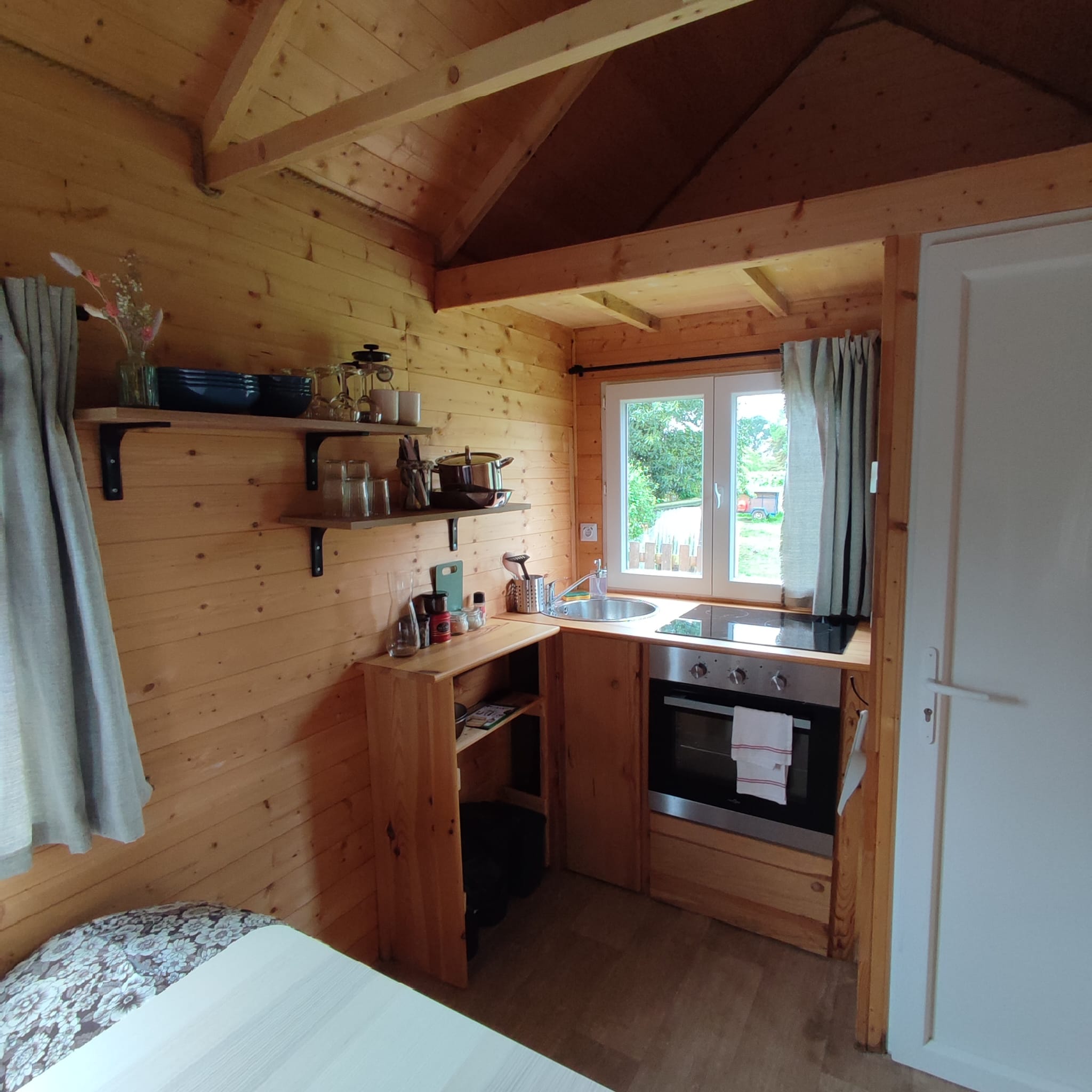 Tiny House du Morbihan — Nuit insolite avec spa et sauna à Vannes — environnement naturel