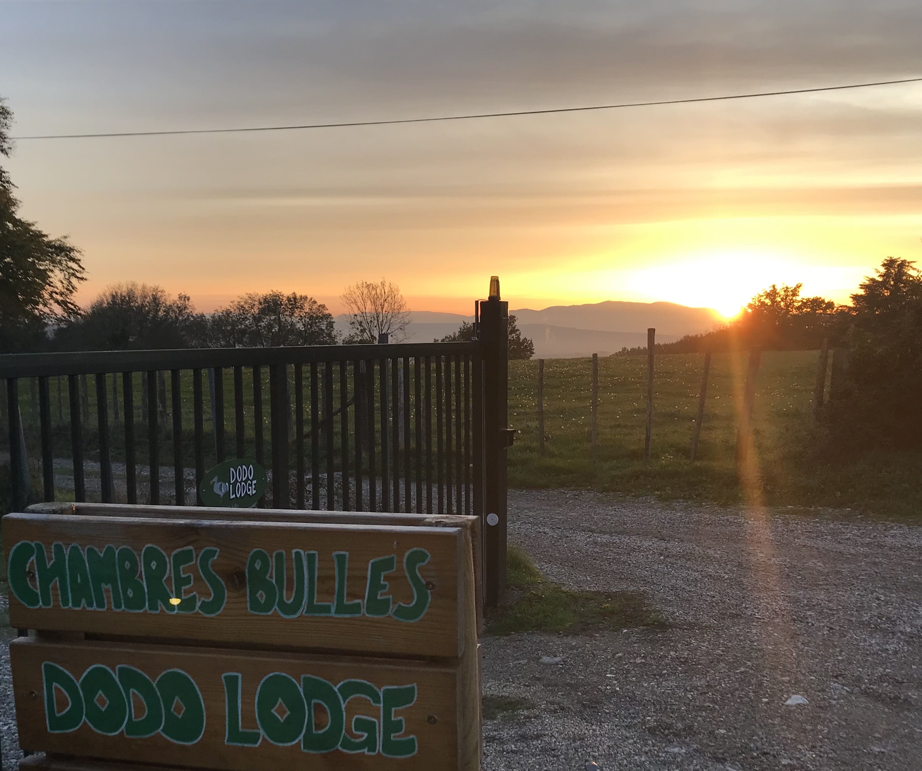 Bulle DODO LODGE : un dôme suspendu au cœur de la nature à Oytier St Oblas — vue depuis la terrasse
