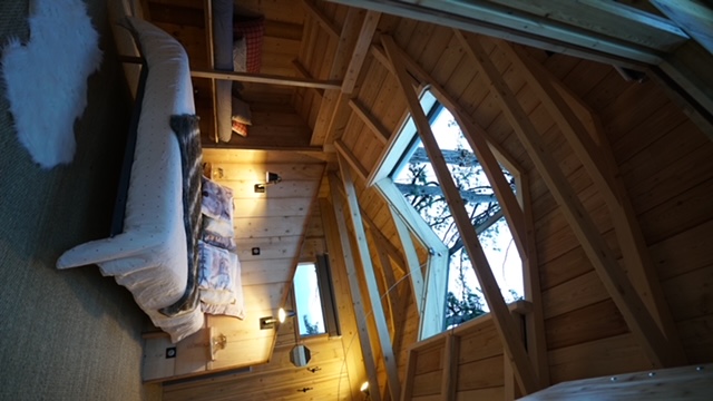 La cabane étoilée : une nuit suspendue dans les arbres à Barcelonnette — chambre