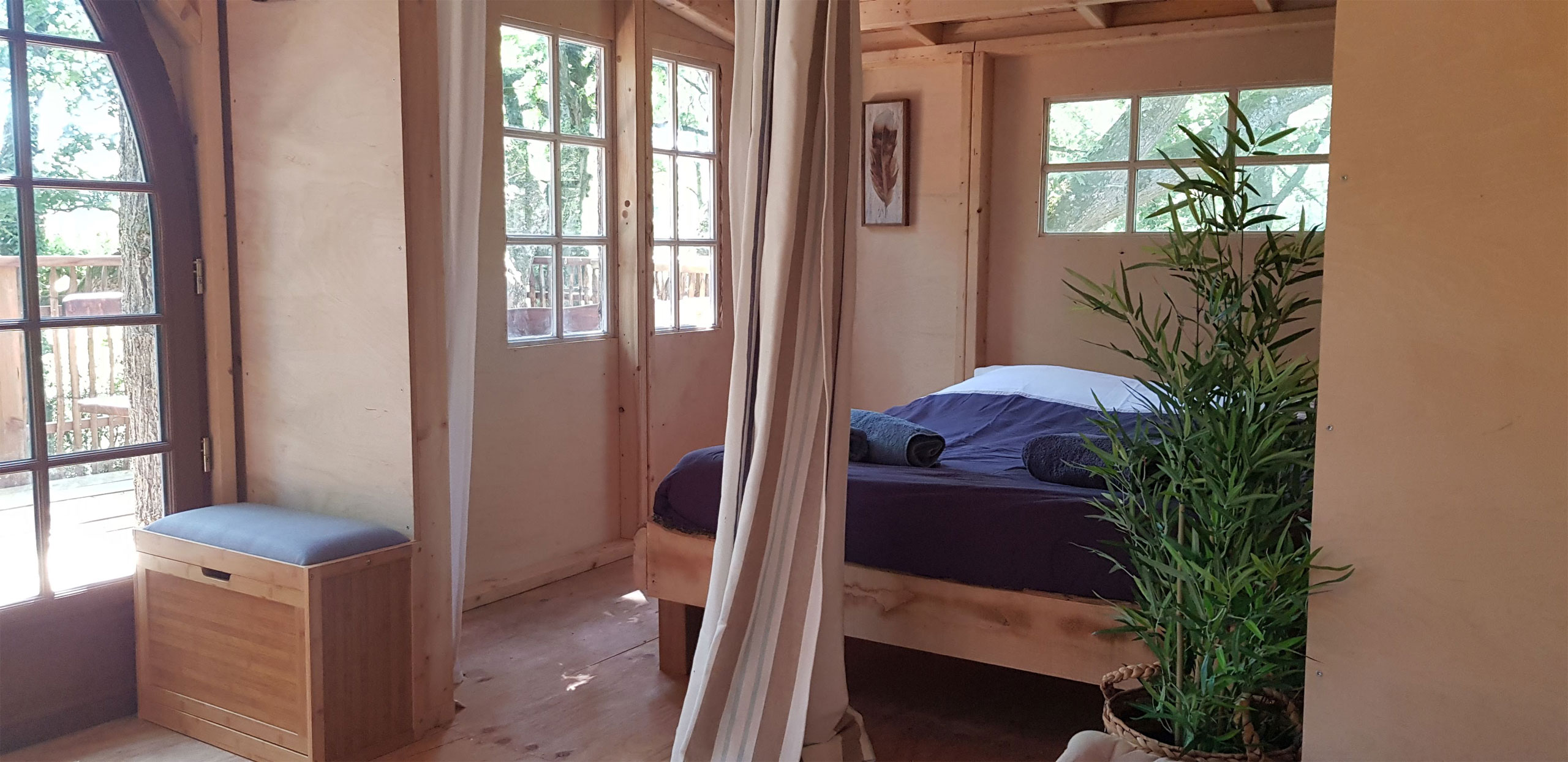 La Cabane Peter Pan : une échappée enchantée dans les arbres à Saint Pierre Des Echaubrognes — espace de vie