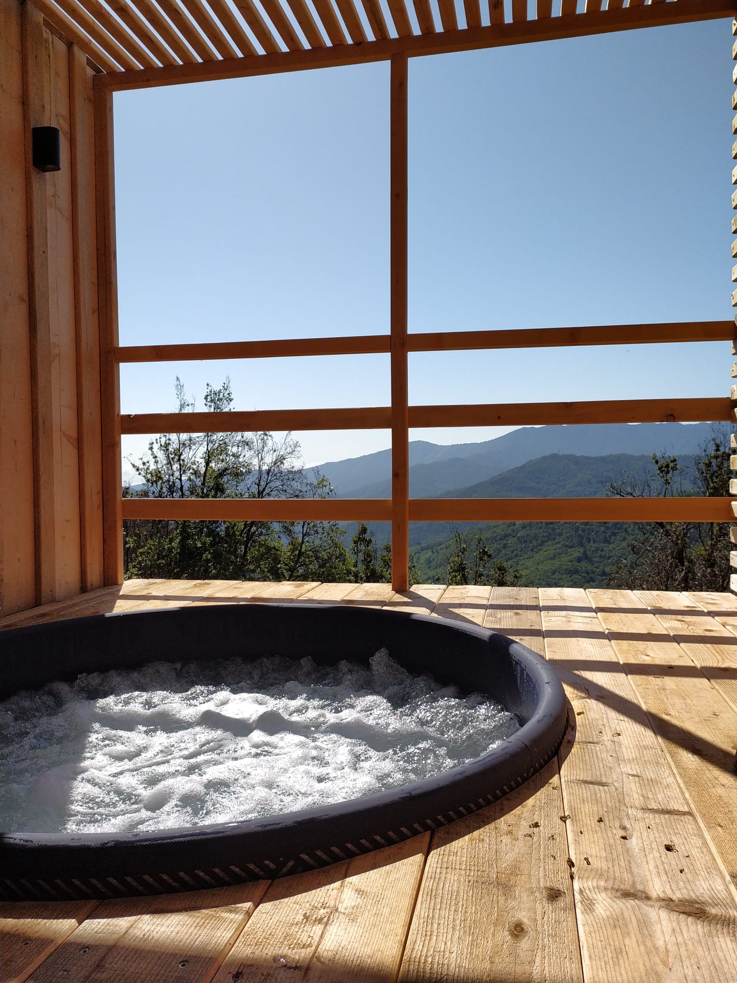 Cabane Casalina : une escapade romantique avec spa privatif à Poggio-Marinaccio — vue intérieure