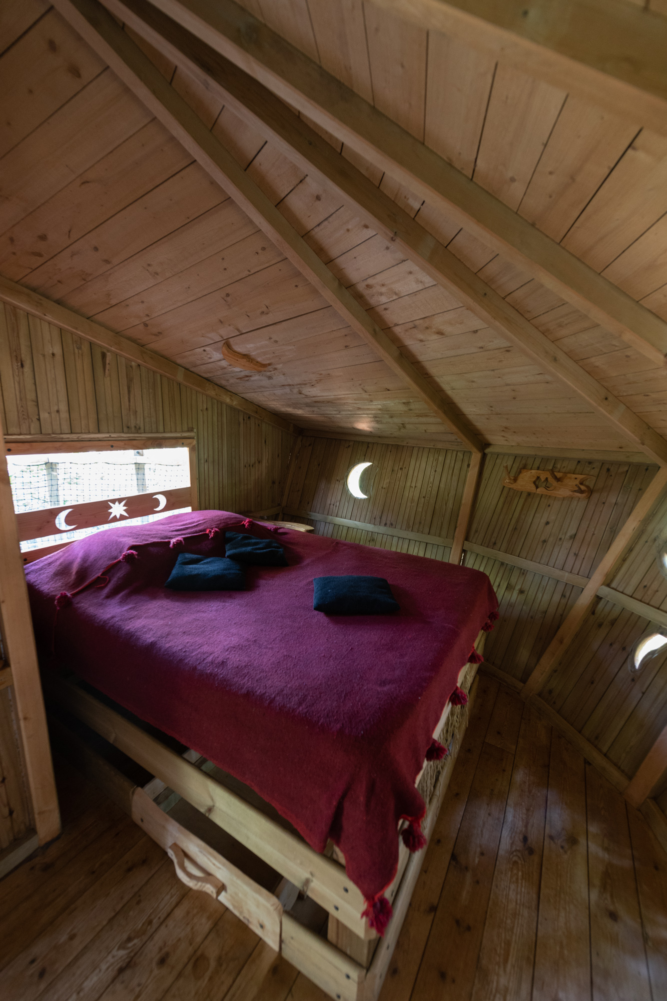 Cabane Hibou : une expérience suspendue dans les arbres à Saint-Julien-Labrousse — salle de bain