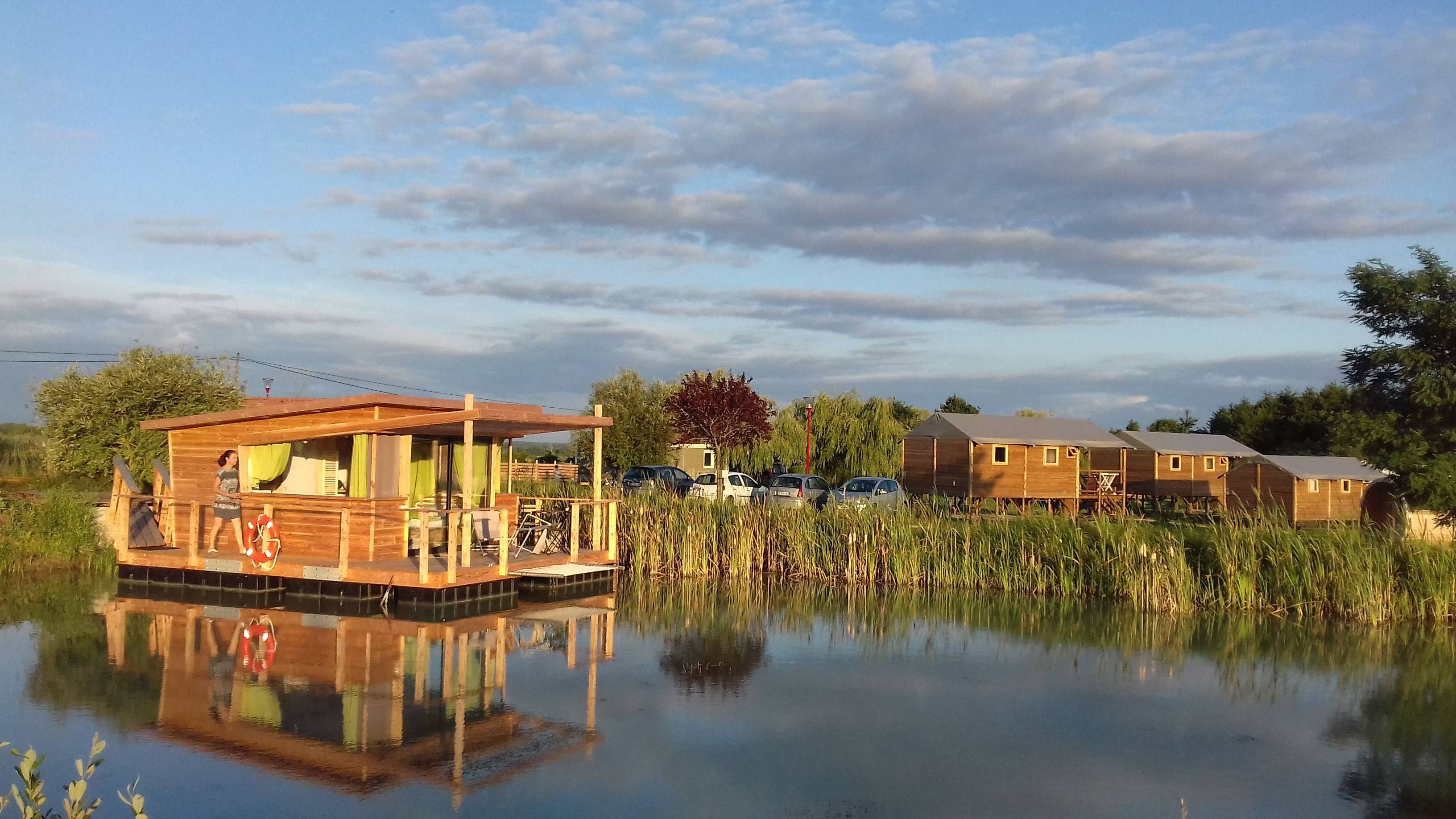 Lodge flottant Nénuphar : une cabane sur l'eau en pleine nature à Mont Près Chambord — chambre