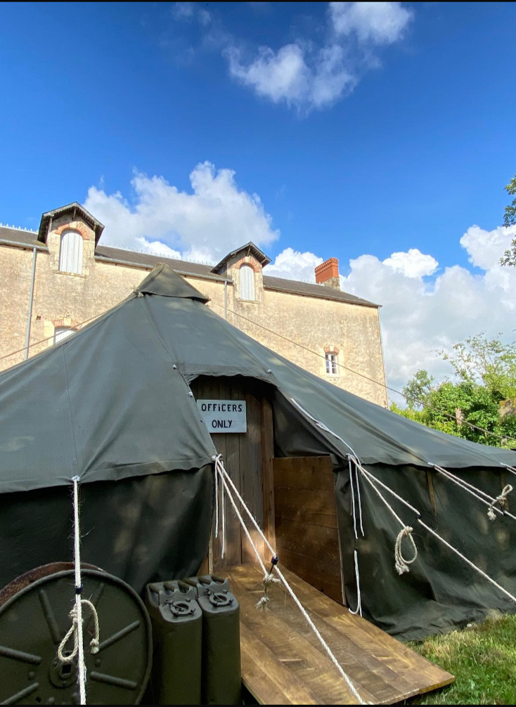 The Field Camp — Tente militaire authentique à Carentan (Manche) à Carentan — espace de vie