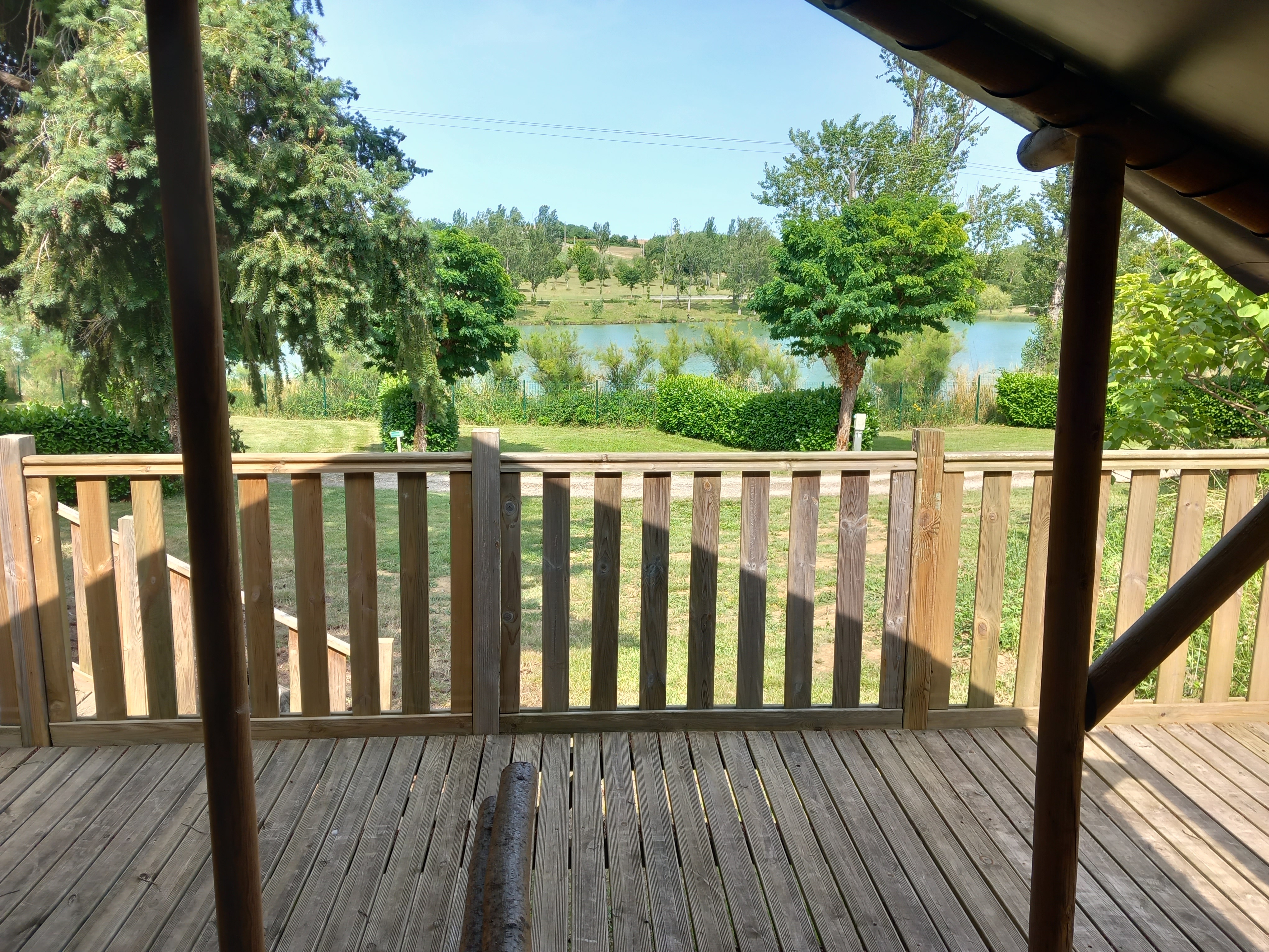 La Cabane Familiale du Trappeur — Cabane sur pilotis avec vue sur le lac à Tarn à Rabastens — salle de bain