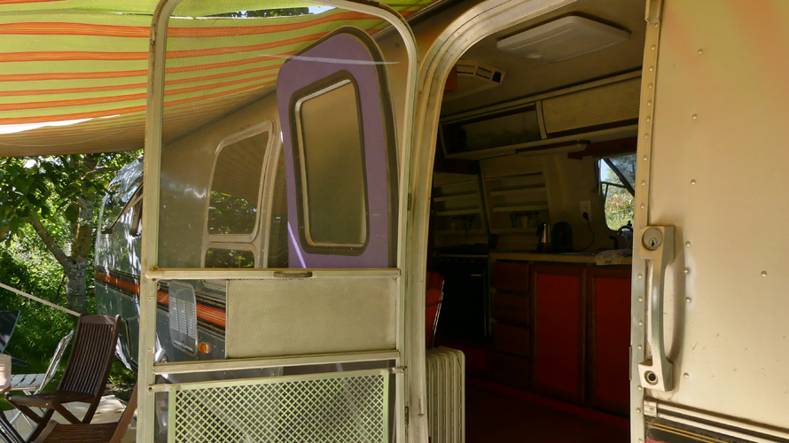 SUMMER SUITE 1985 — Caravane avec spa à BelRepayre en Ariège à BelRepayre — détail architectural