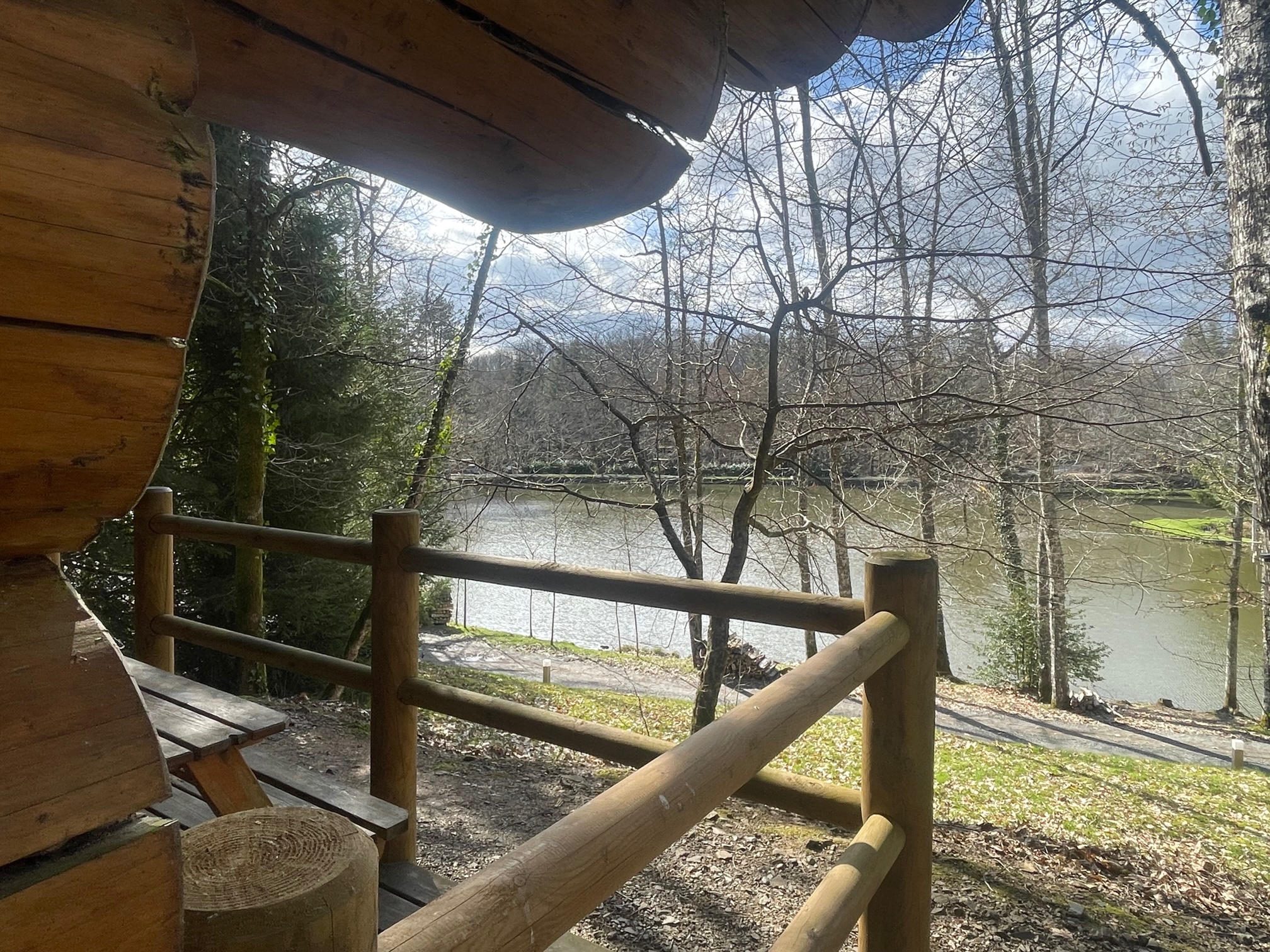 Chalet 5 : une immersion romantique en Aquitaine à Lanouaille — détail architectural