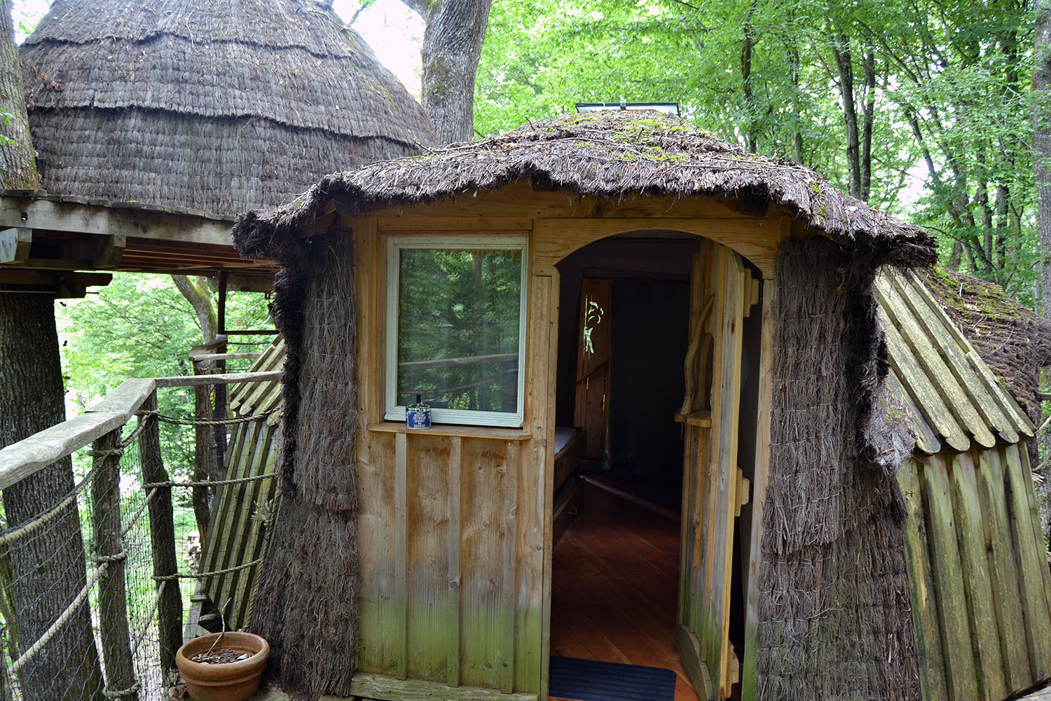 Cabane 3 Quercus : une immersion dans les arbres en Franche-Comté à Ranchot — vue intérieure