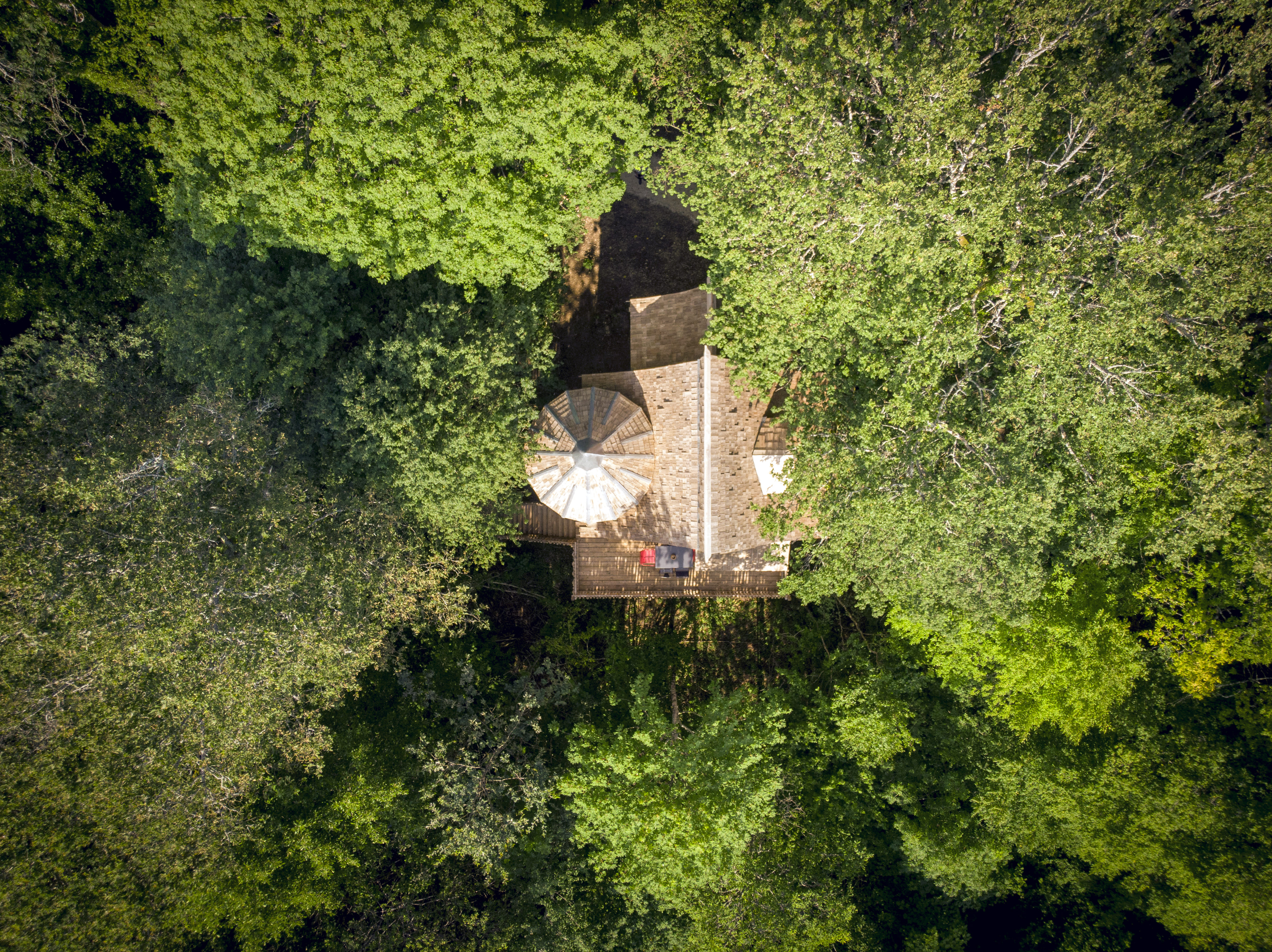 Cabane féérique Spa — Nuit magique à 7m dans le Château de la Combe Rossignol