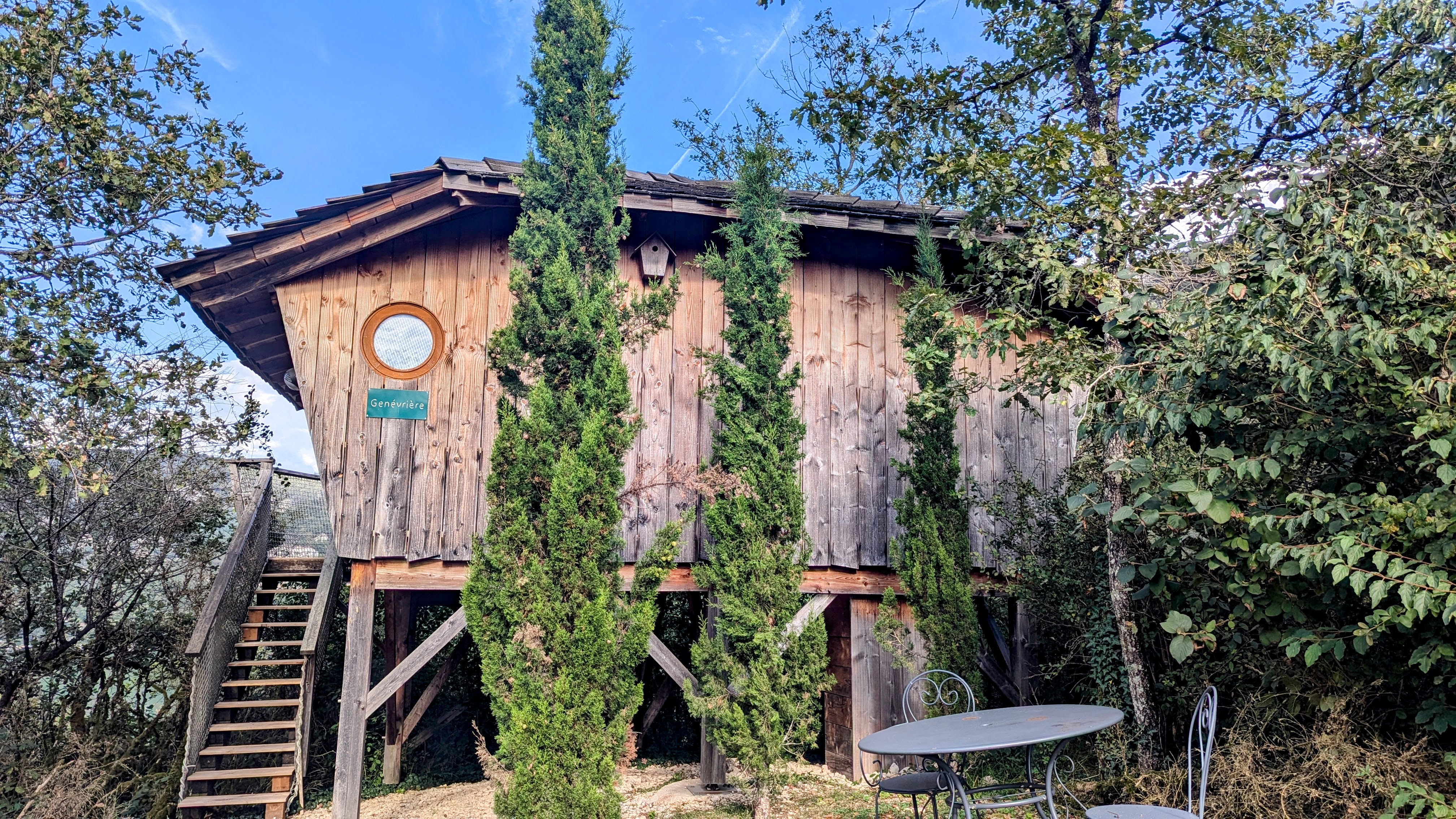 La Genévrière : une cabane sur pilotis au cœur de la nature à Serrières-Sur-Ain — espace de vie