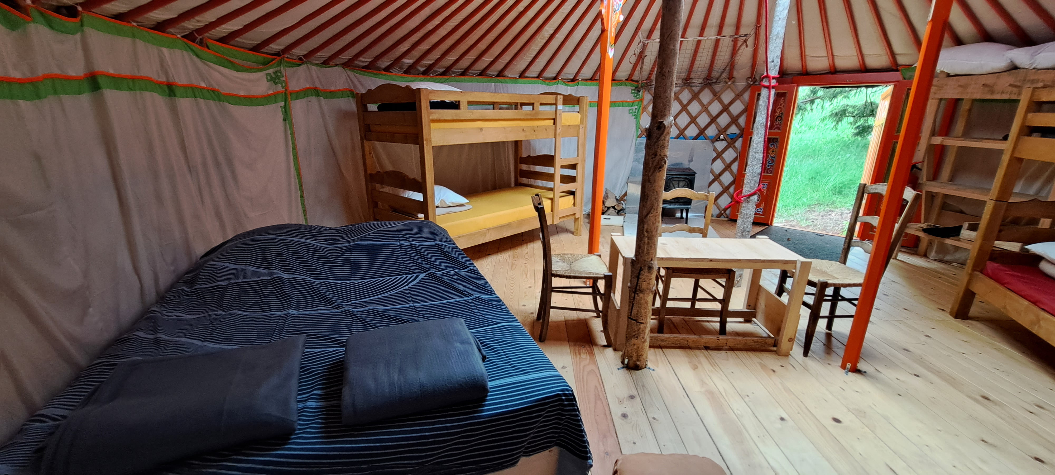 Séjournez dans une yourte au cœur de la Franche-Comté à Rochejean — vue depuis la terrasse