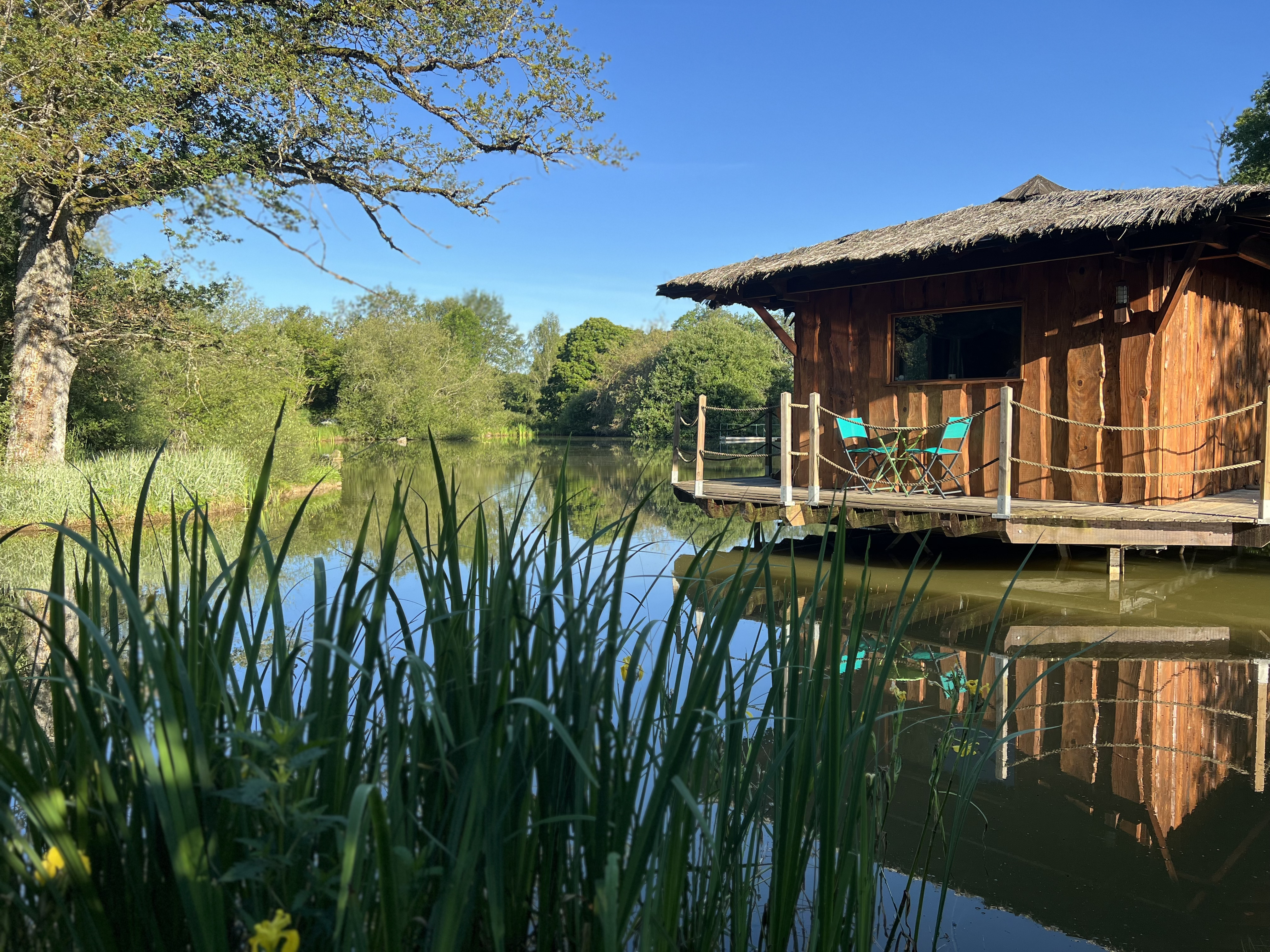 La Cabane des Tourtereaux — Cabane sur l'eau avec spa à Creuse