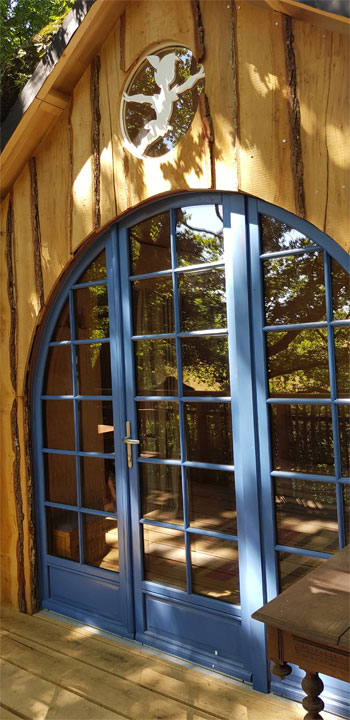 La Cabane Peter Pan : une échappée enchantée dans les arbres à Saint Pierre Des Echaubrognes — vue intérieure
