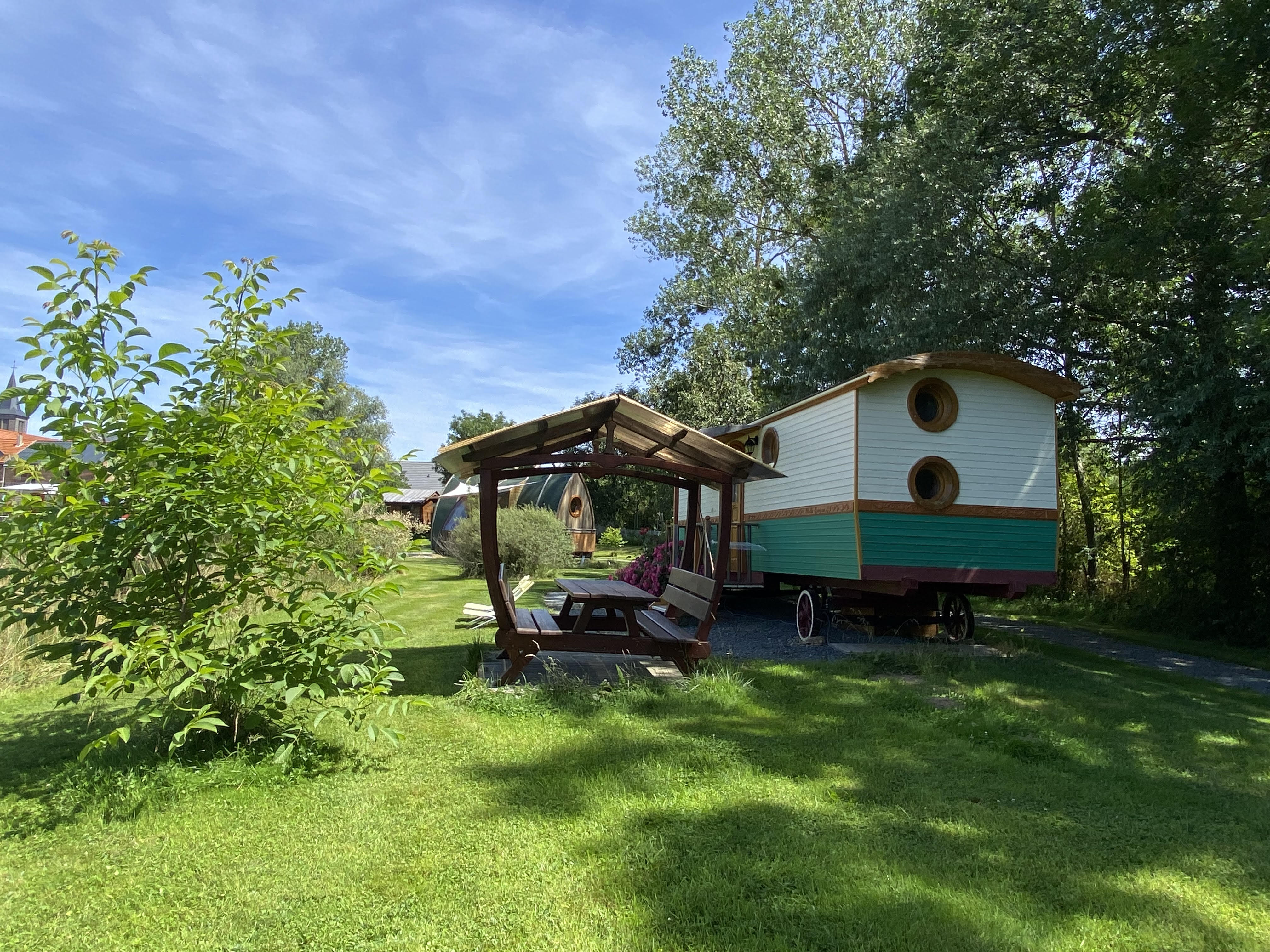 Roulotte Olivia — Hébergement insolite avec spa à Puy-de-Dôme à Riom — environnement naturel