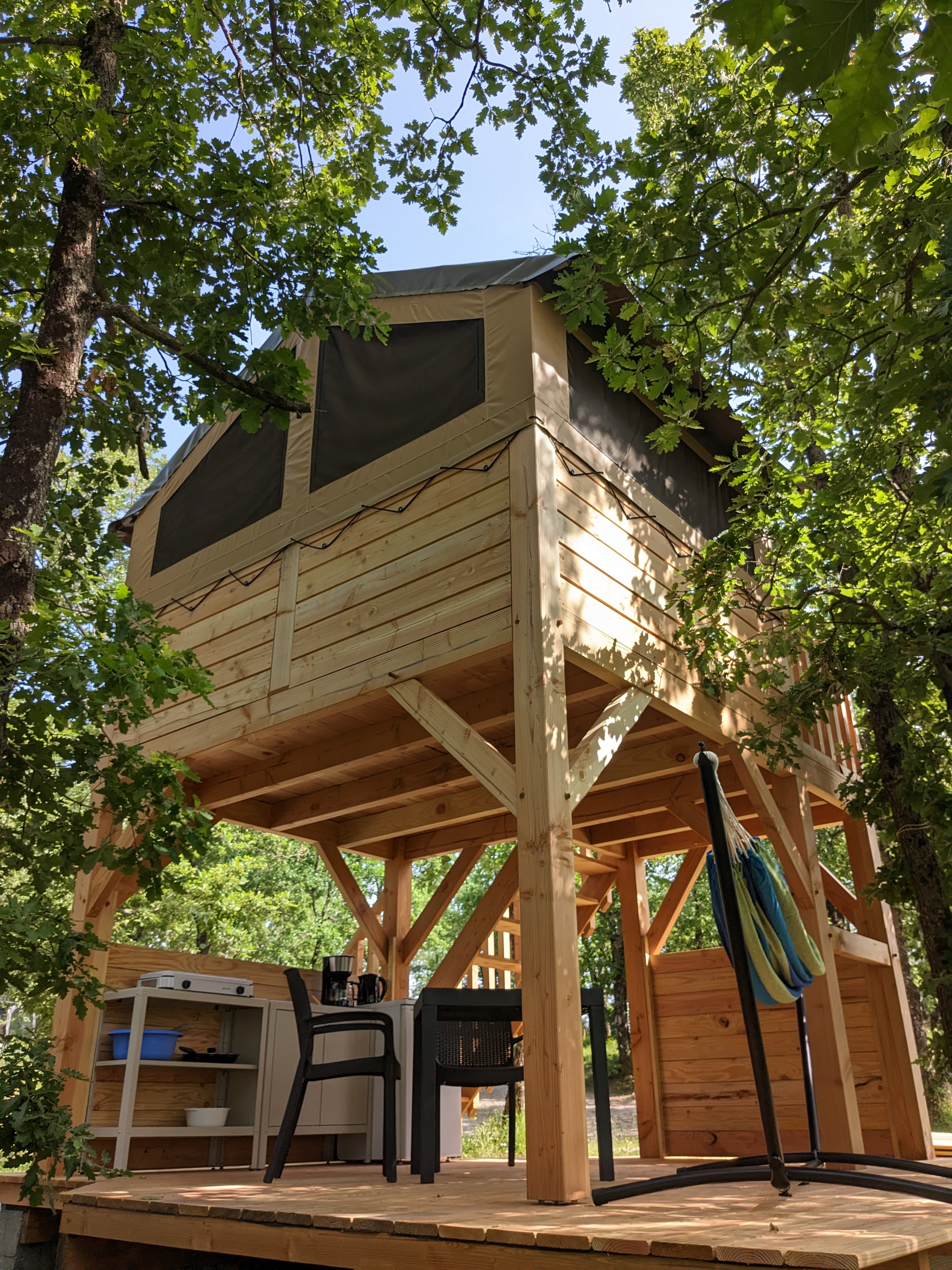Cabane sur pilotis avec piscine et vue imprenable — Cabane à Belloc