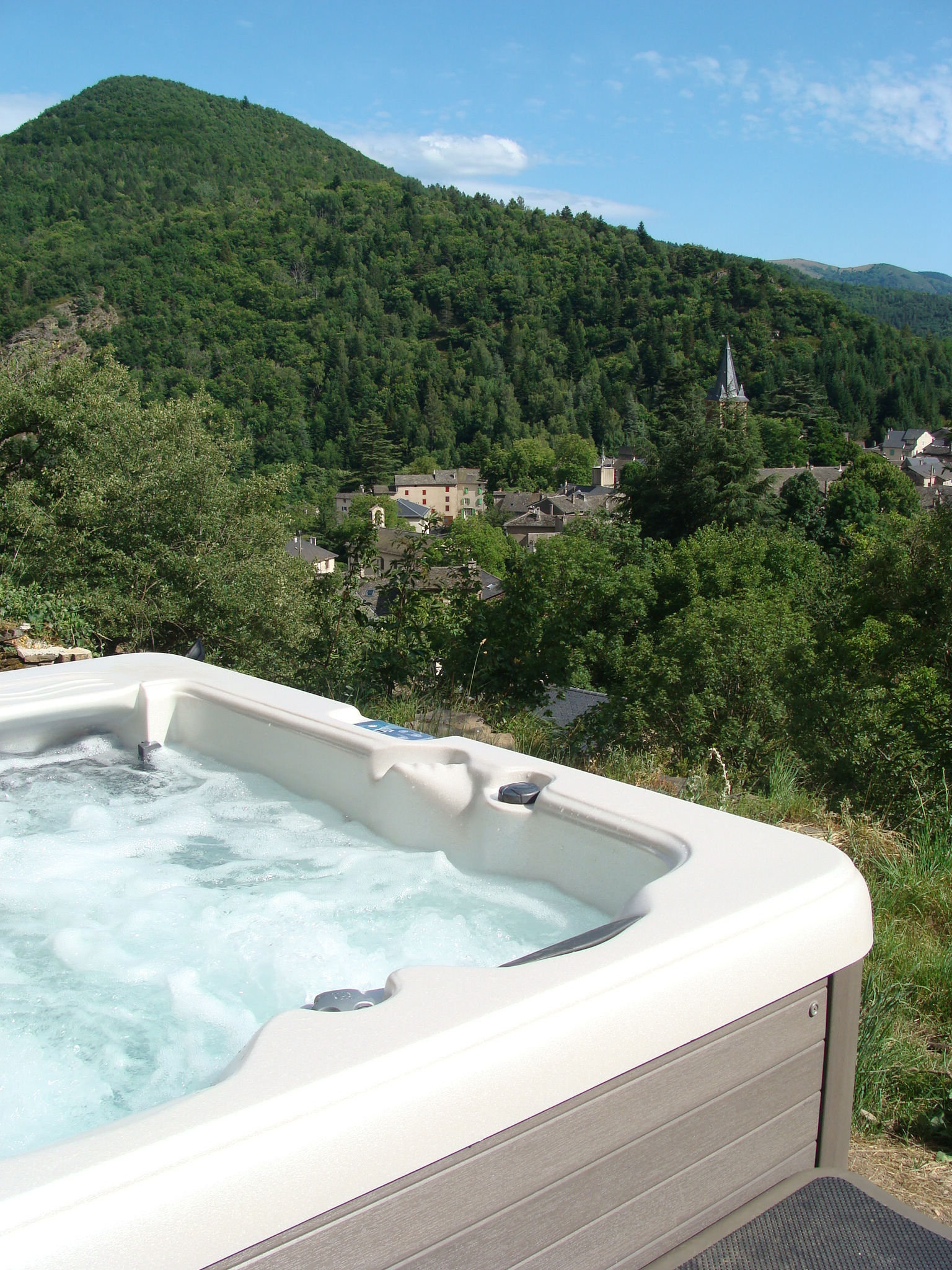 Cabane Cerf & spa : une évasion dans les arbres en Lozère à Vebron — espace de vie