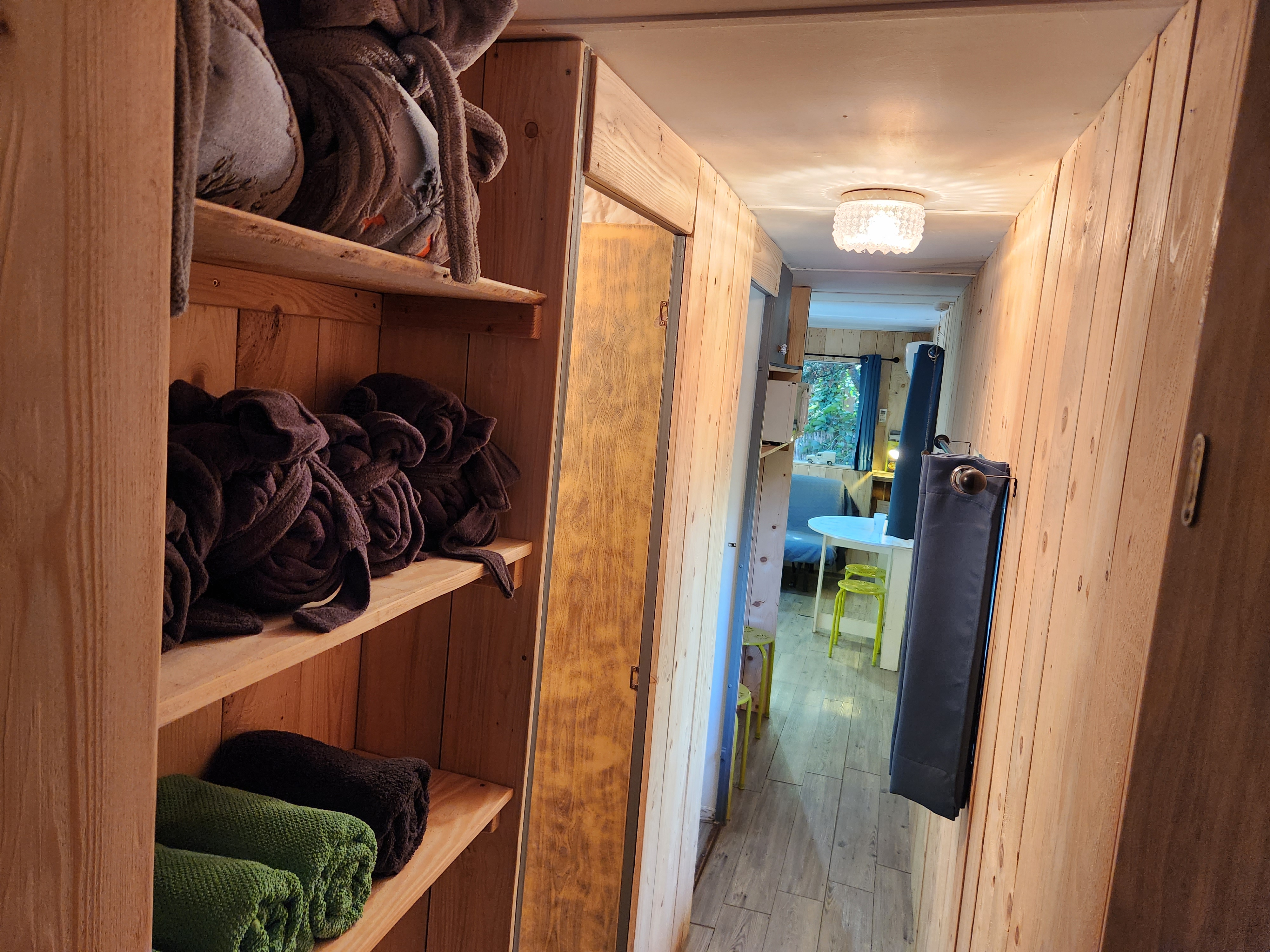 Le Truck-Lodge et SPA privatif LE BERLIET GAK : Une expérience inclassable en Provence à Saint-Andiol — environnement naturel