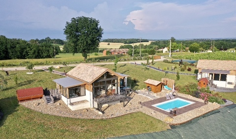 L'Orée du Bois : une suite de luxe avec spa privatif à Eymet — vue intérieure