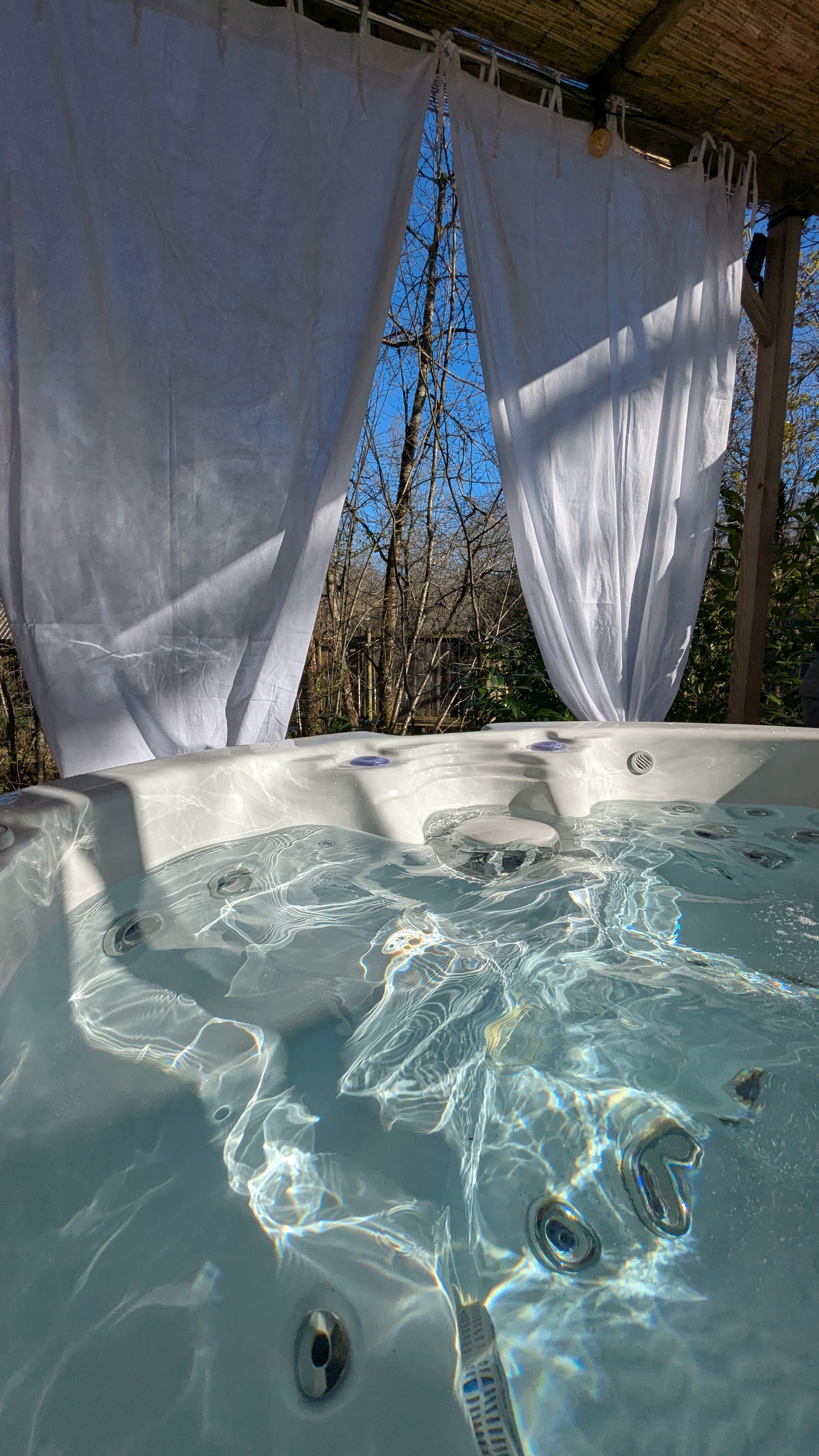 Chalet Grand Chêne : une évasion romantique avec spa privatif à Biron — salle de bain