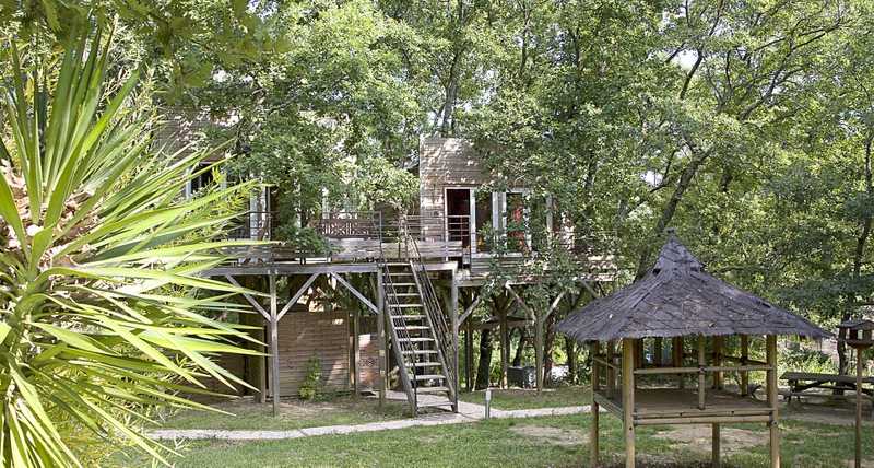La cabane des Ecureuils Amoureux : une échappée en hauteur à Barjac — vue intérieure