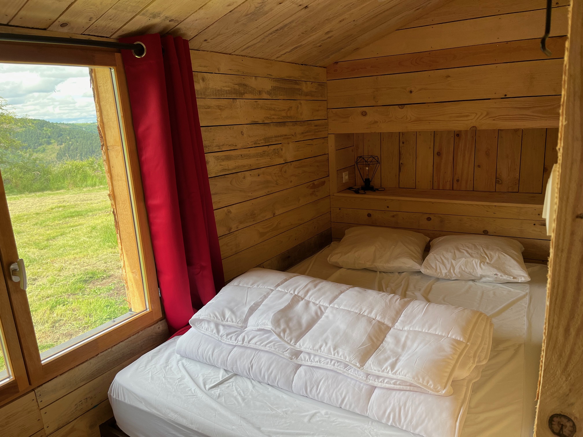 Chez Pacalo : un chalet romantique au cœur de l'Auvergne à Arlempdes — salle de bain