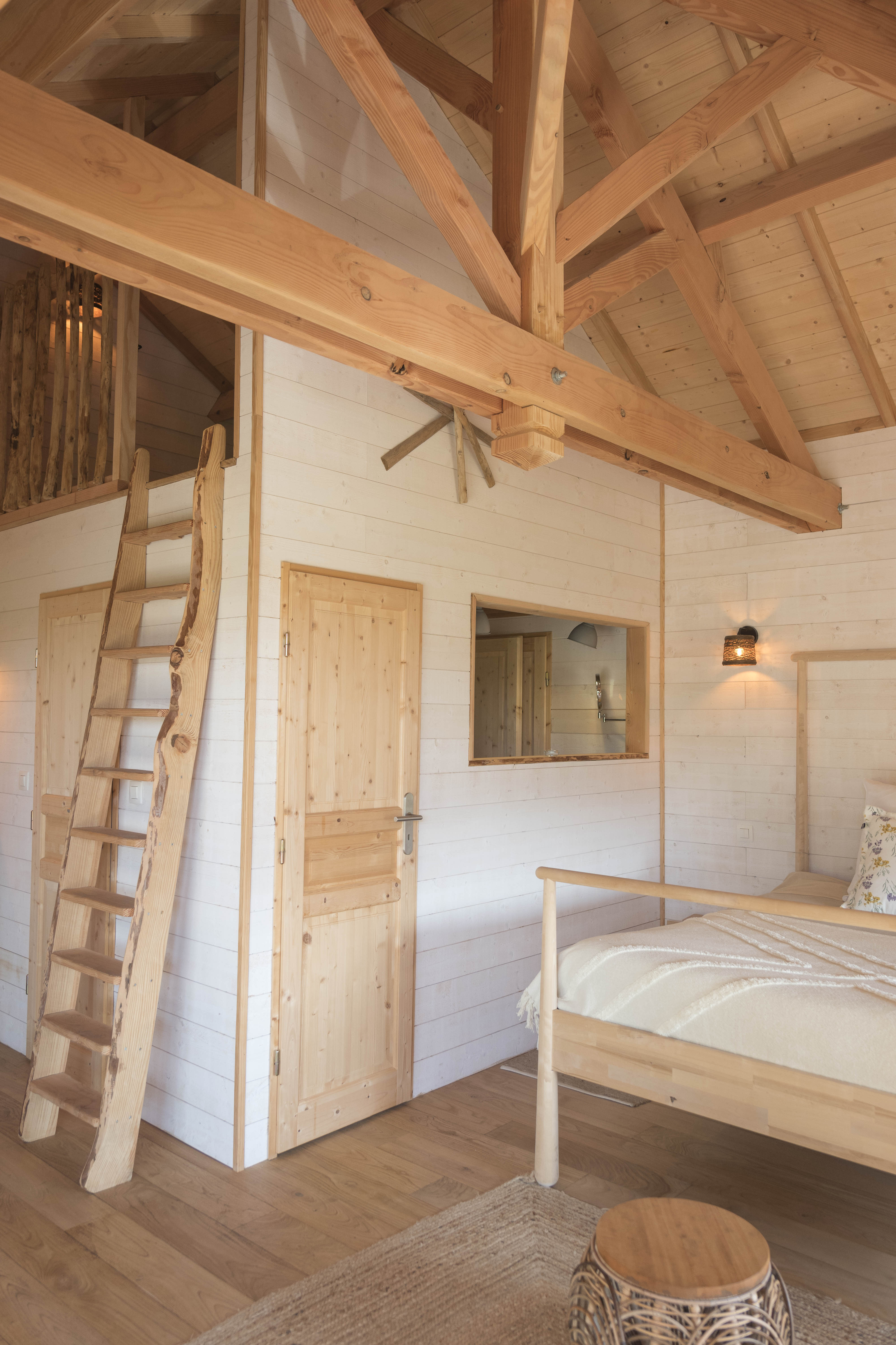 Évasion dans les arbres : Cabane Spa luxe Neizh en Bretagne à Ploemel — vue intérieure