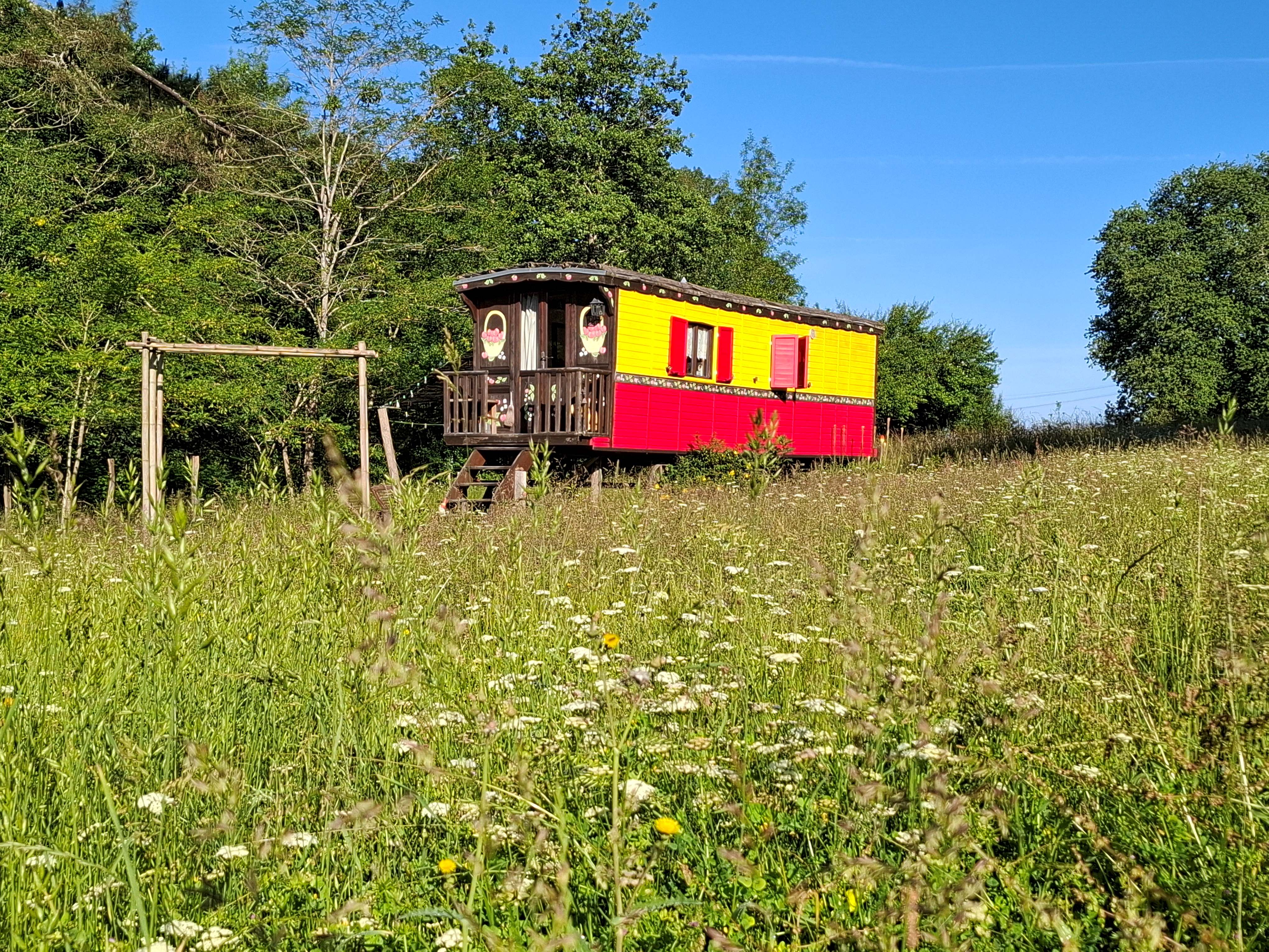 Belle des Prés — Roulotte colorée avec spa à Sud-Gironde à Bourdelles — détail architectural
