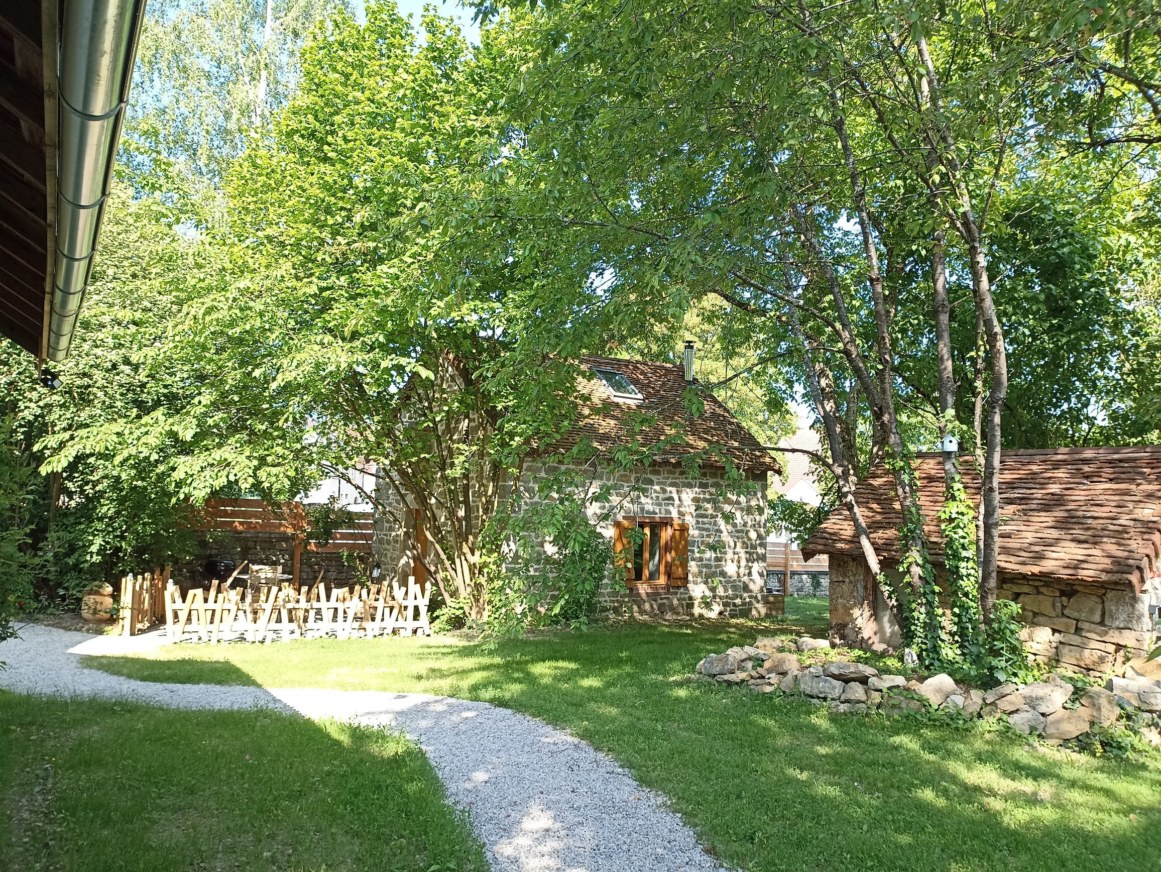 La Cabiotte & Spa : une maisonnette au cœur de la nature jurassienne à Le Louverot — espace de vie