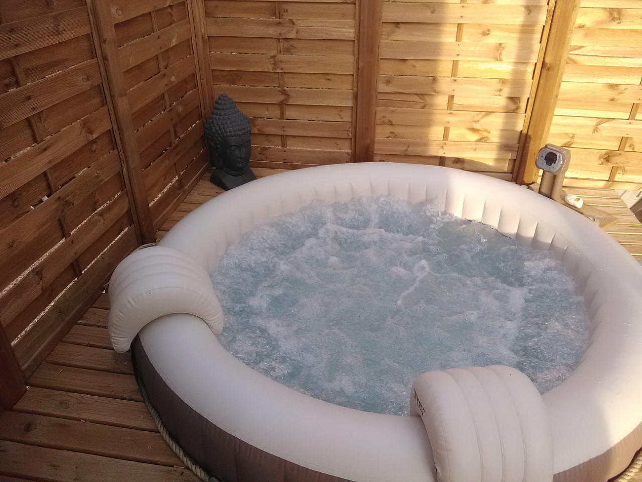 Évasion dans une tiny house avec spa en Midi-Pyrénées à Faycelles — espace de vie