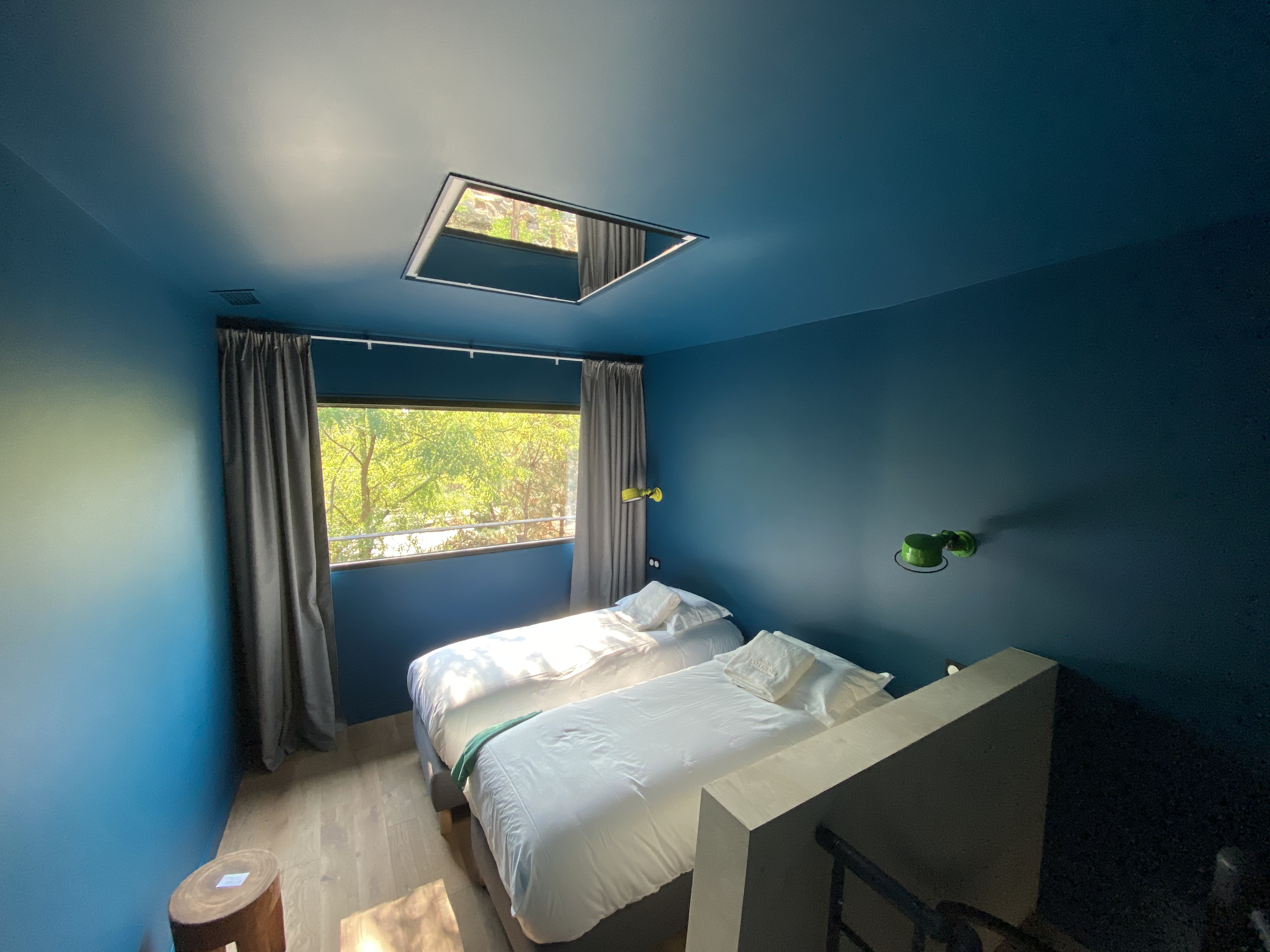 Lodge Tigre blanc : une immersion thématique en Aquitaine à Pessac — environnement naturel