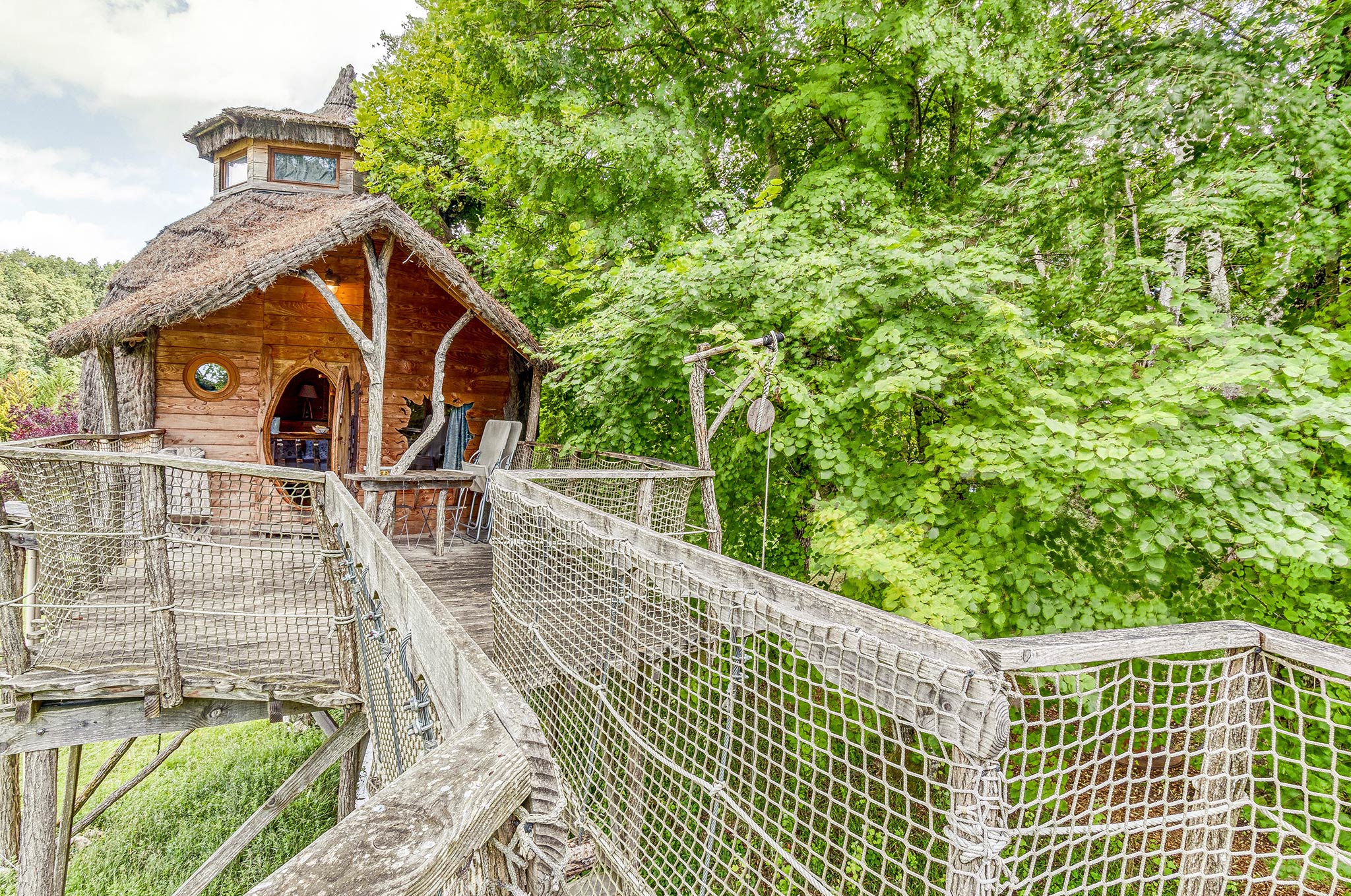 Évasion sensorielle dans une cabane spa sur pilotis à Descartes — vue intérieure