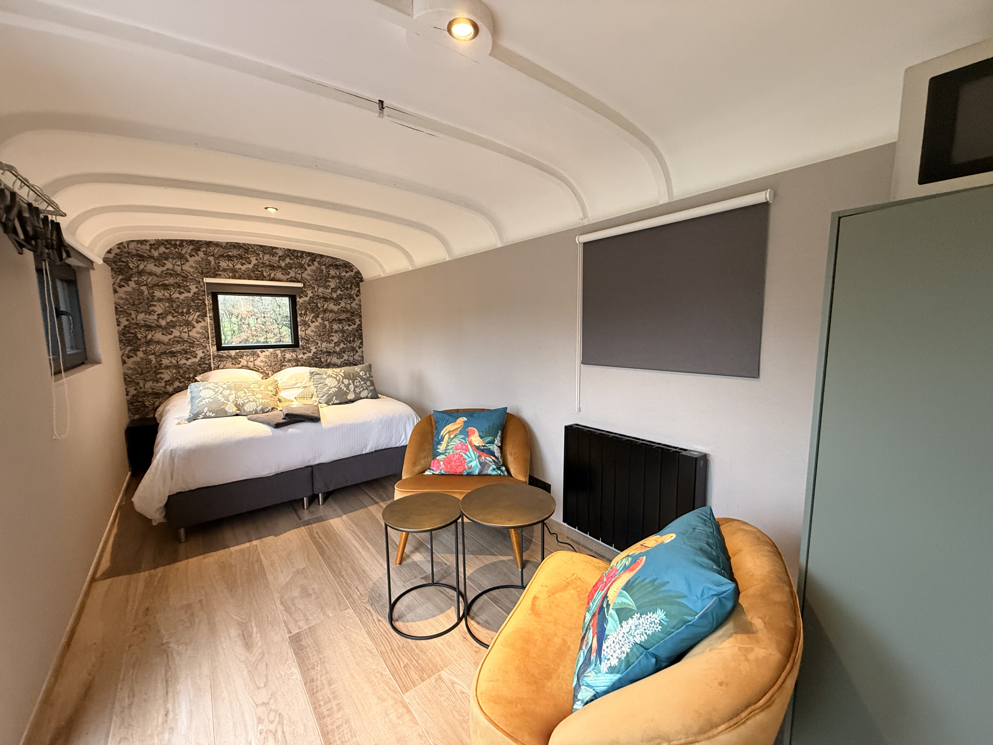 Pine Tree tiny cottage — Roulotte cosy avec spa à Frandeux (Namur) à Namur — chambre