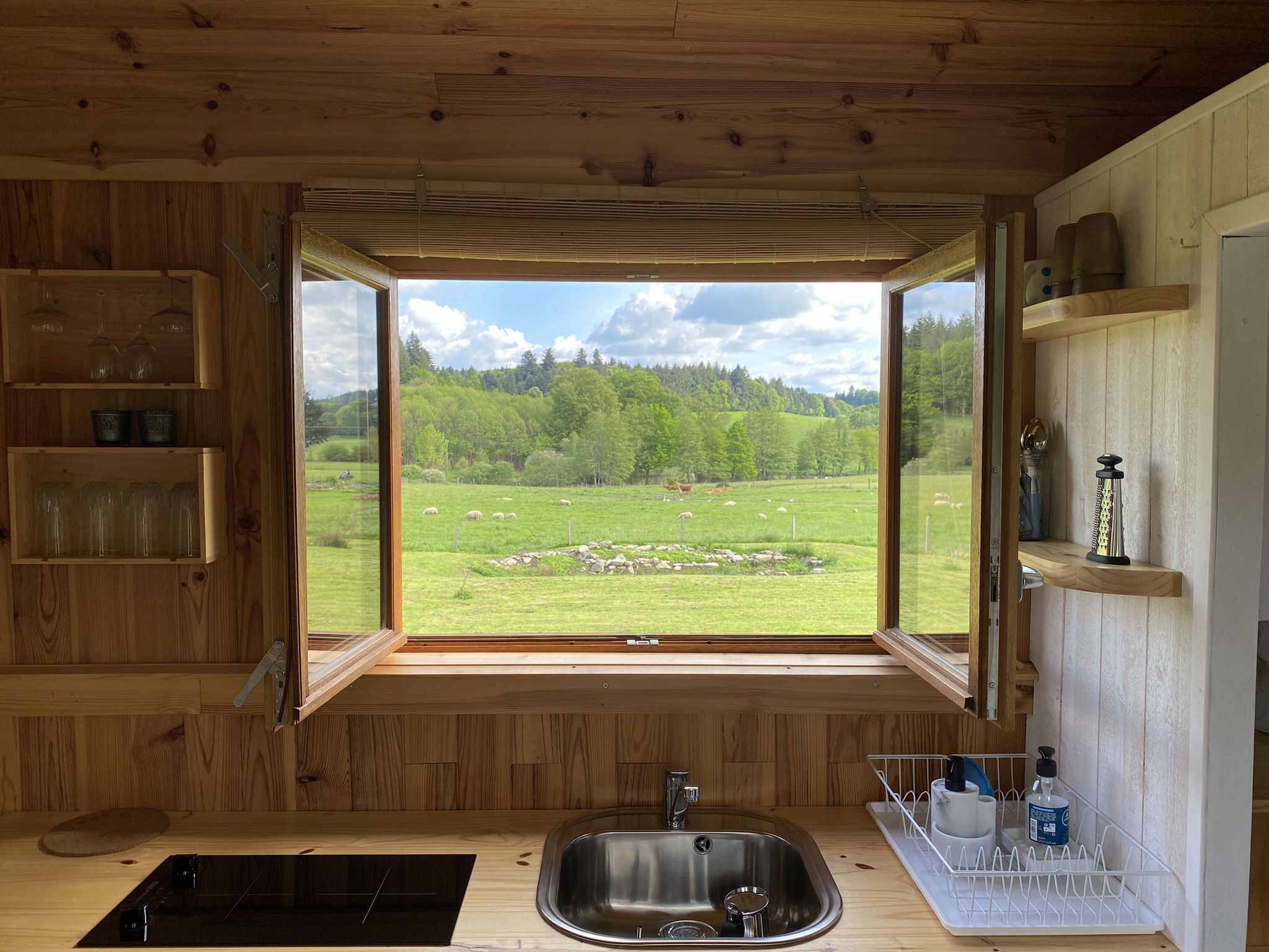 Roulotte 360°nature : une immersion au cœur du Limousin à Champnétery — cuisine