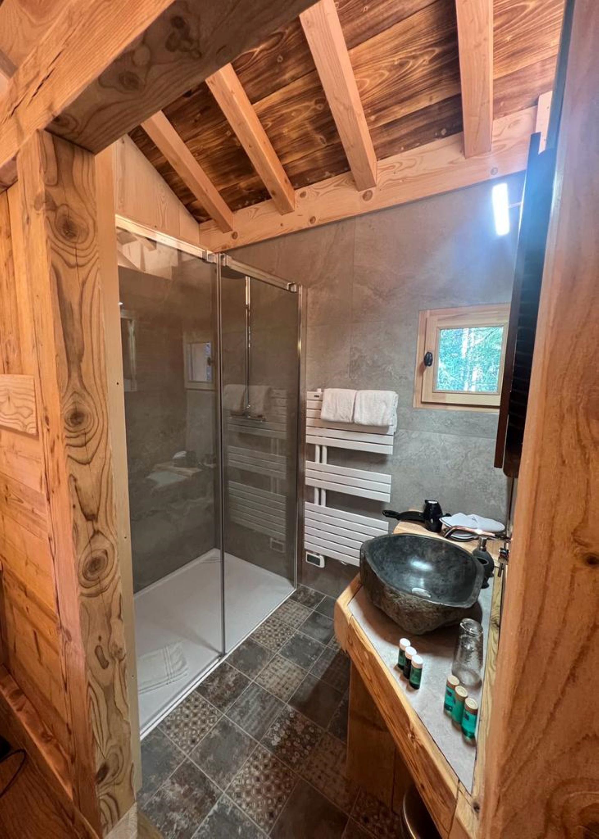 Cabane La Champvent : une évasion bien-être en Franche-Comté à Petite Chaux — environnement naturel