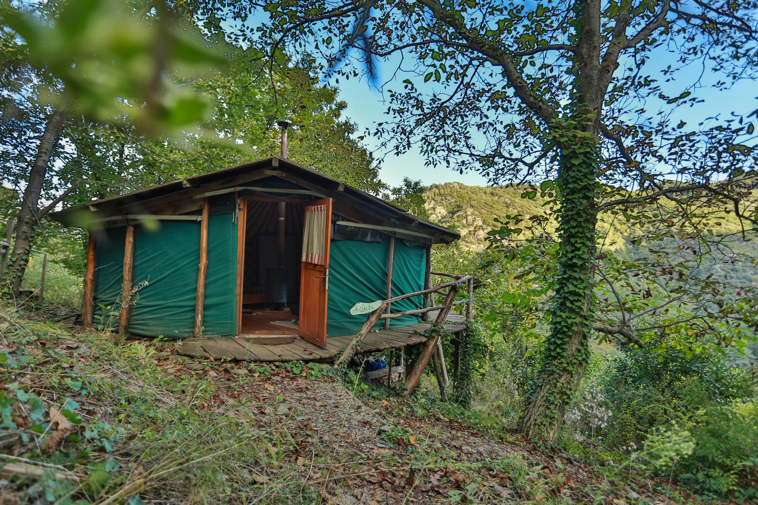 Yourte Cévennes — Nuit au cœur de la nature avec bassin naturel dans le Gard