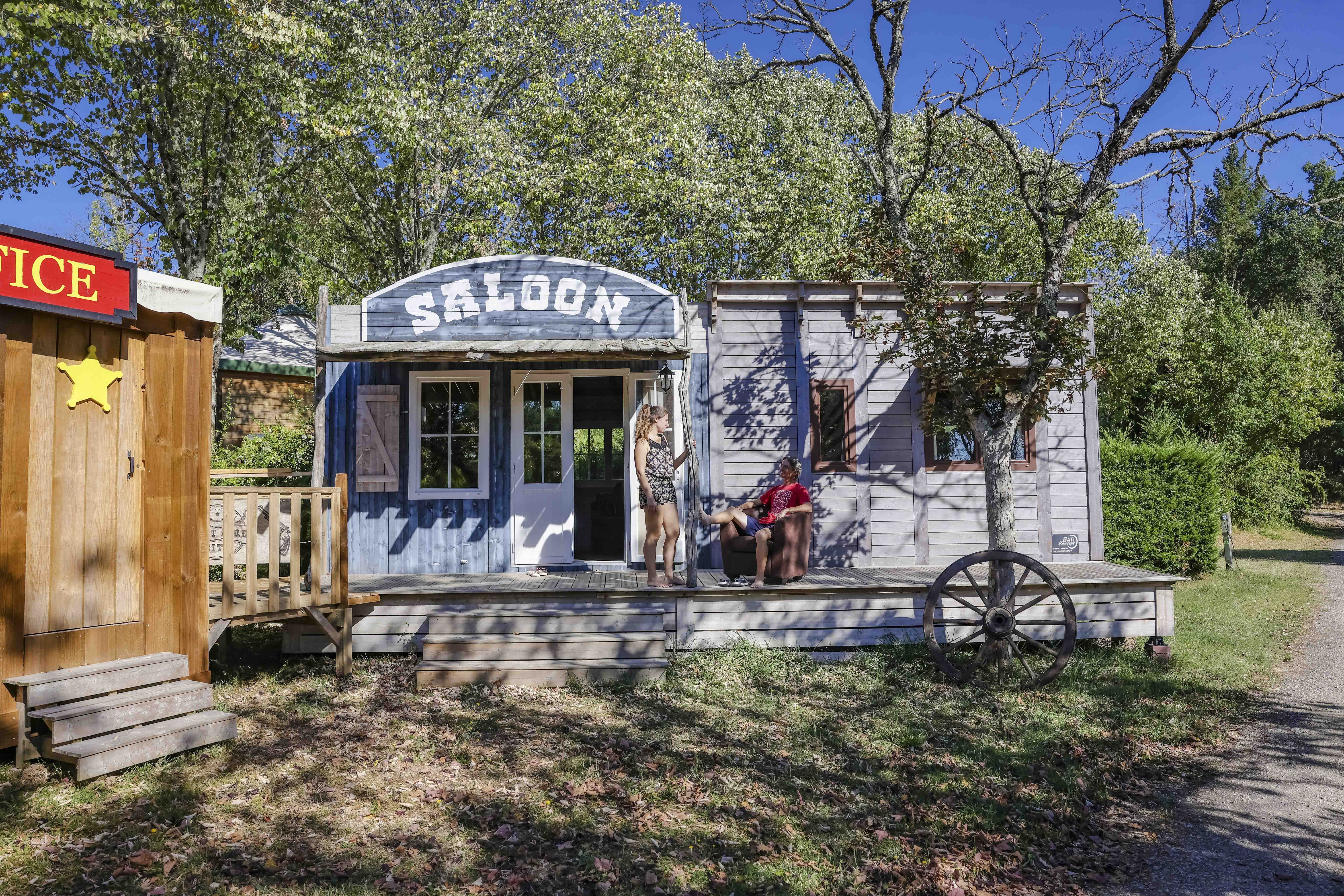 Mobil-home Saloon & SPA privatif — Cabane avec spa à Les Auzerals, Tarn