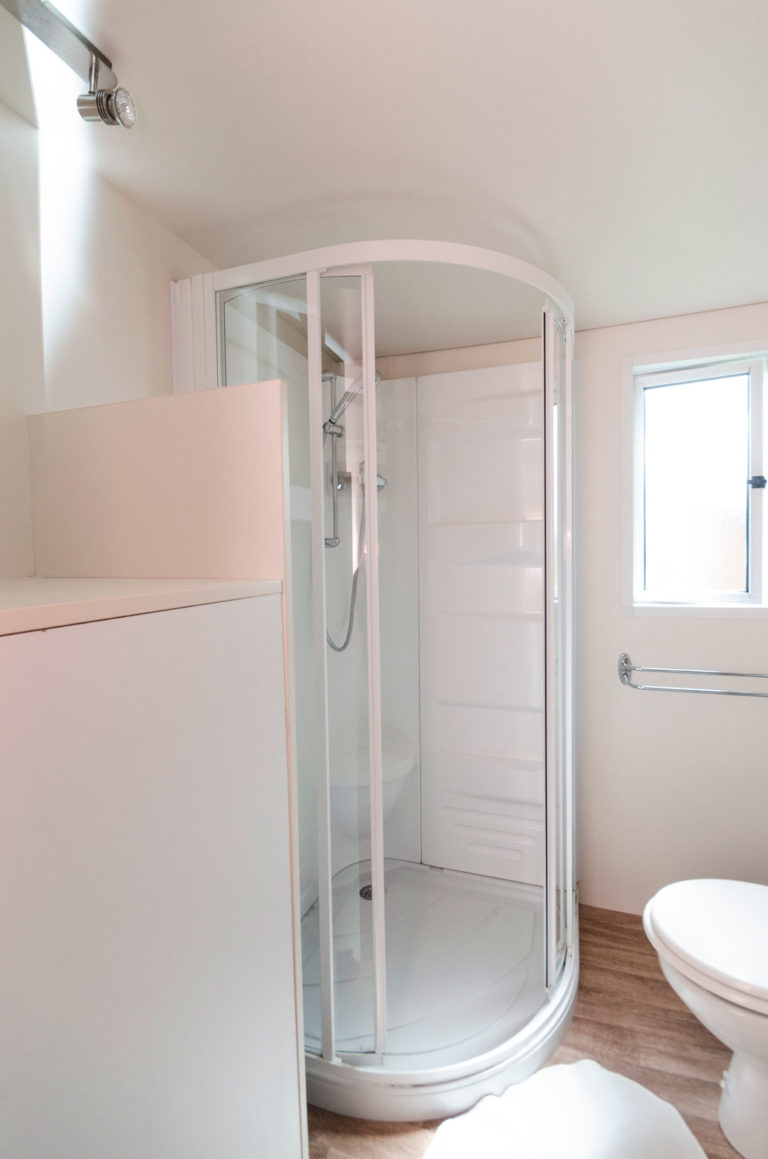 Roulotte moderne atypique — Séjour avec spa à La Ferme Des Épis à Noues de Sienne — vue depuis la terrasse