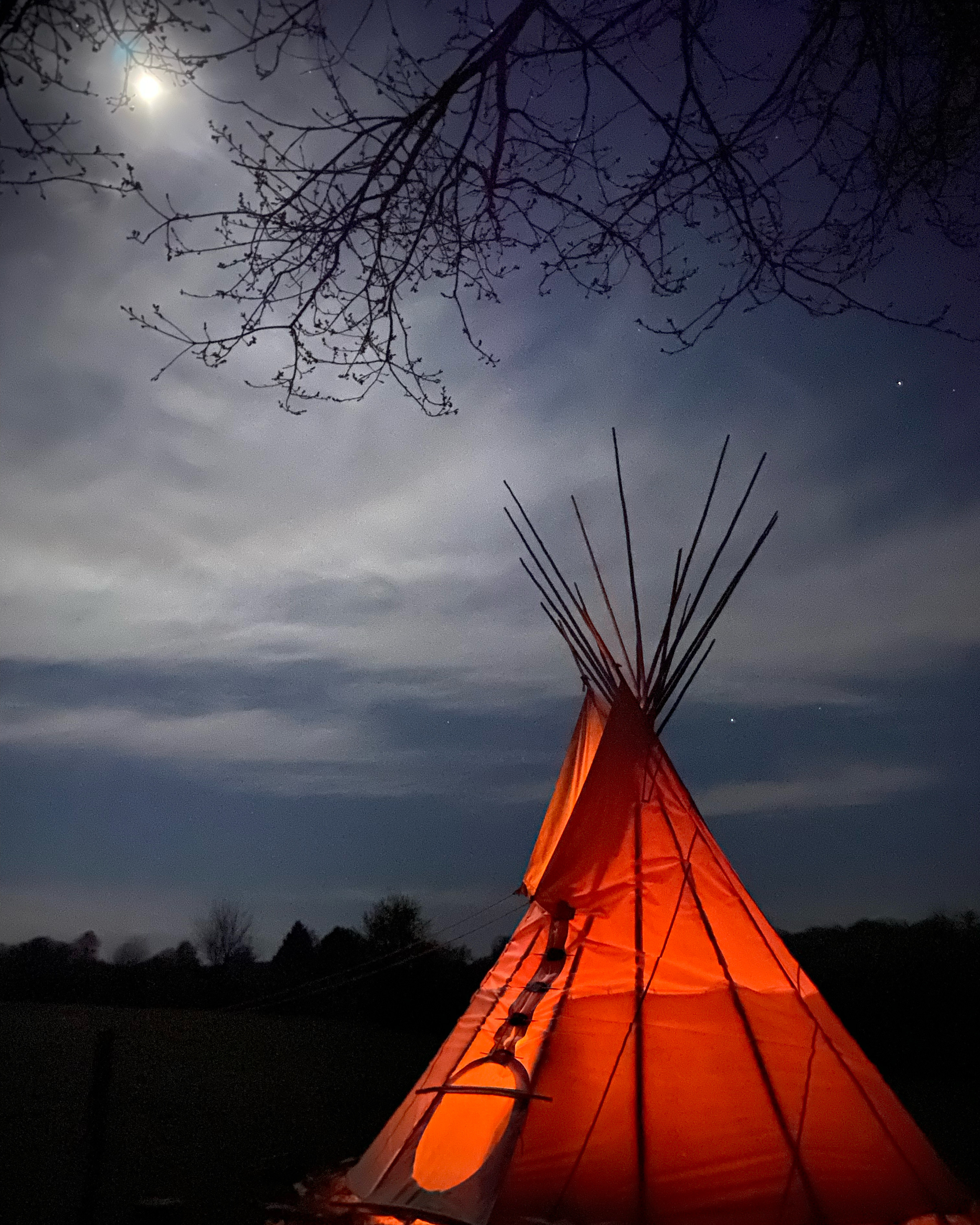 Tipi Lakota — Expérience authentique au bord d'un ruisseau en Nièvre à Nevers — environnement naturel