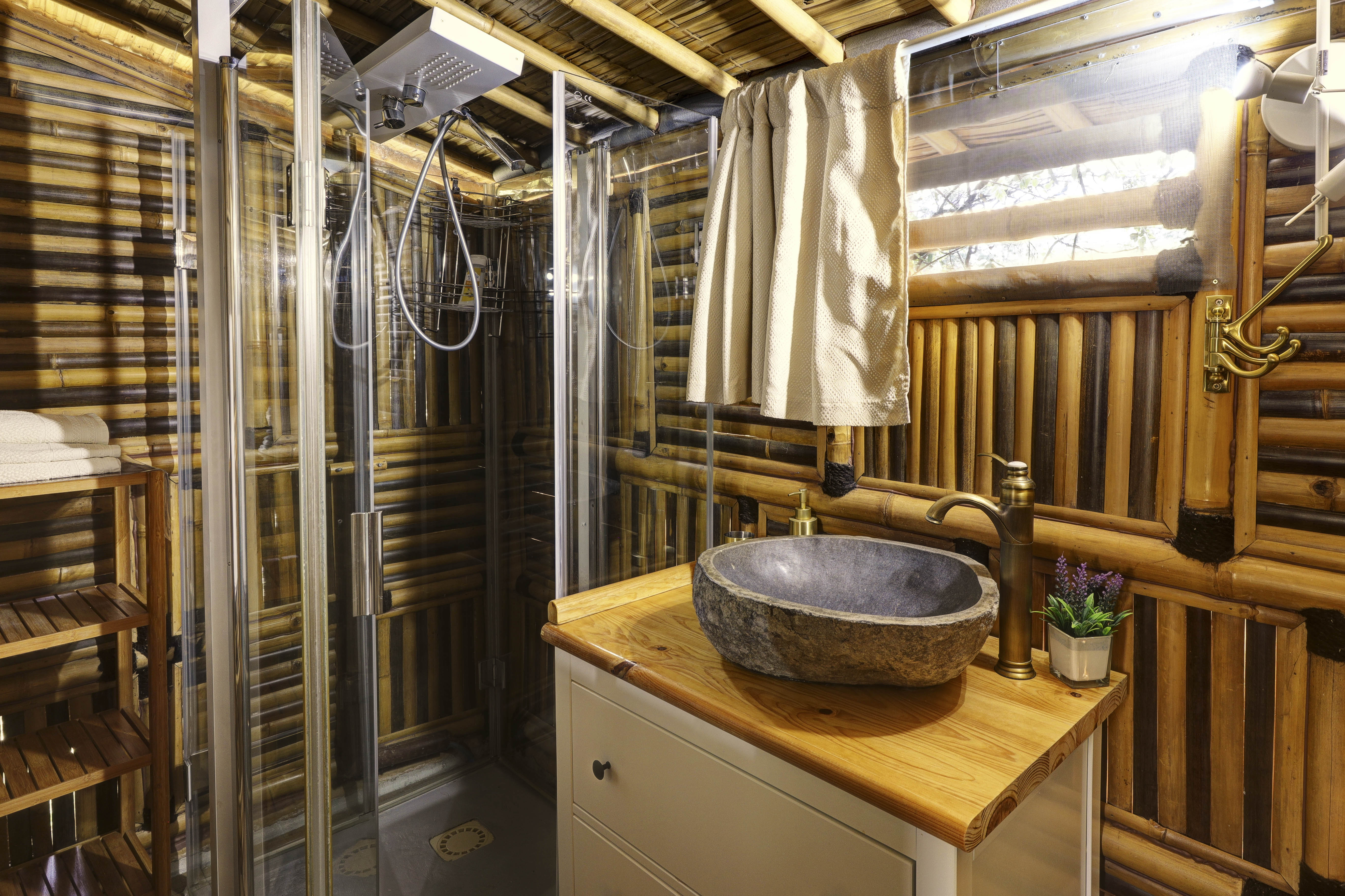 Insolite Suite Bali — Cabane avec spa privatif à Valaurie (Gard) à Saint-Nazaire — détail architectural