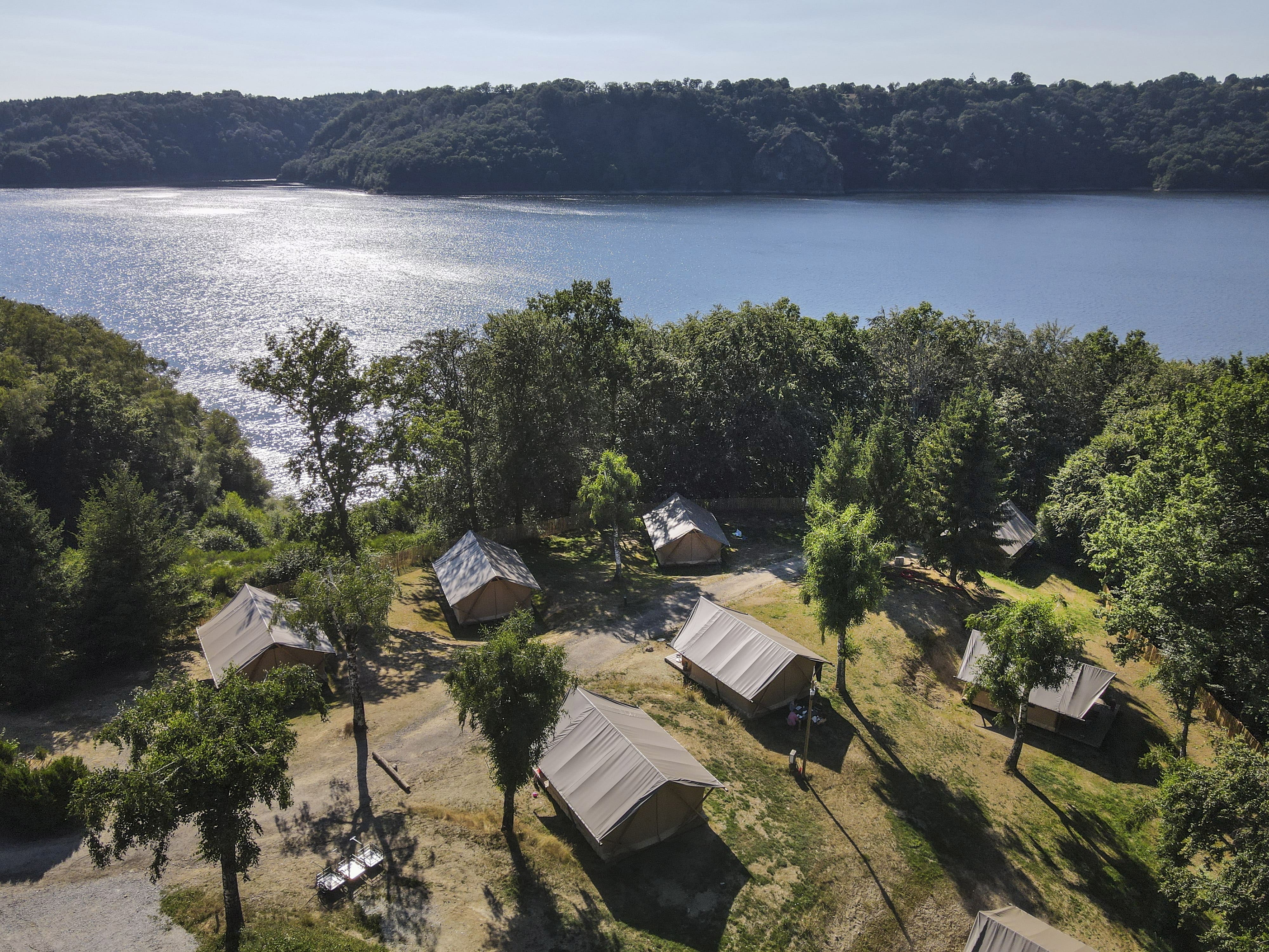 Tente Trappeur — Glamping au bord du Lac de la Siauve dans le Cantal à Saint-Genis-Les-Ollières — chambre
